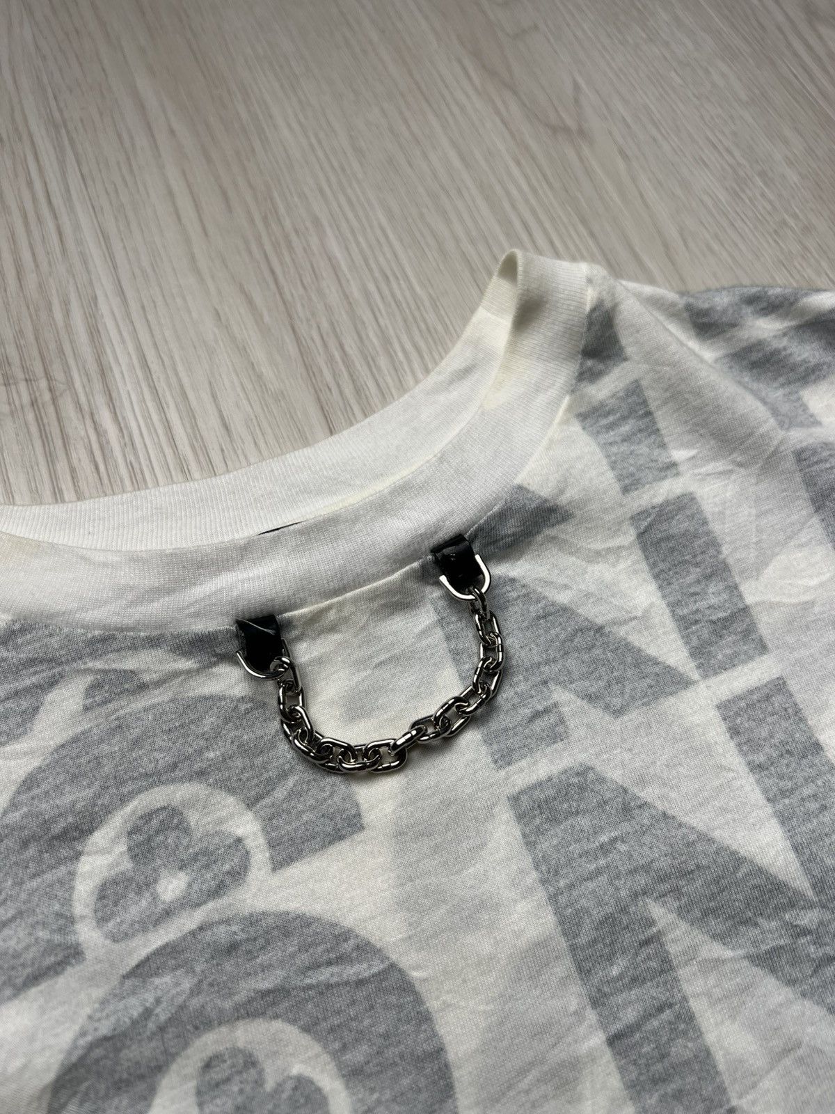 Louis Vuitton Louis Vuitton Logo T Shirt With Chain Size US S / EU 44-46 / 1 - 4 Thumbnail