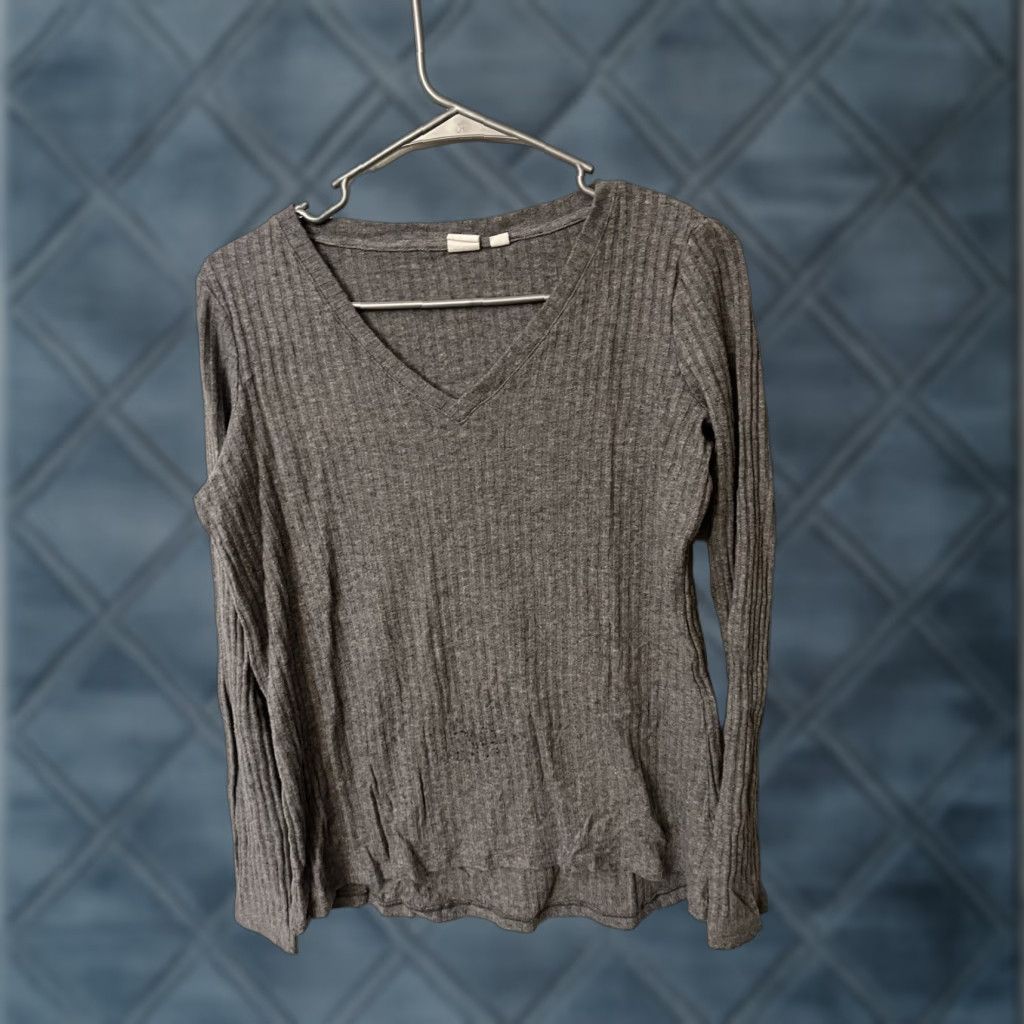 Gap Gap Women Solid V Neck Long Sleeve Size Small Gray T-Shirt Shirt Vintage? Size S / US 4 / IT 40 - 1 Thumbnail