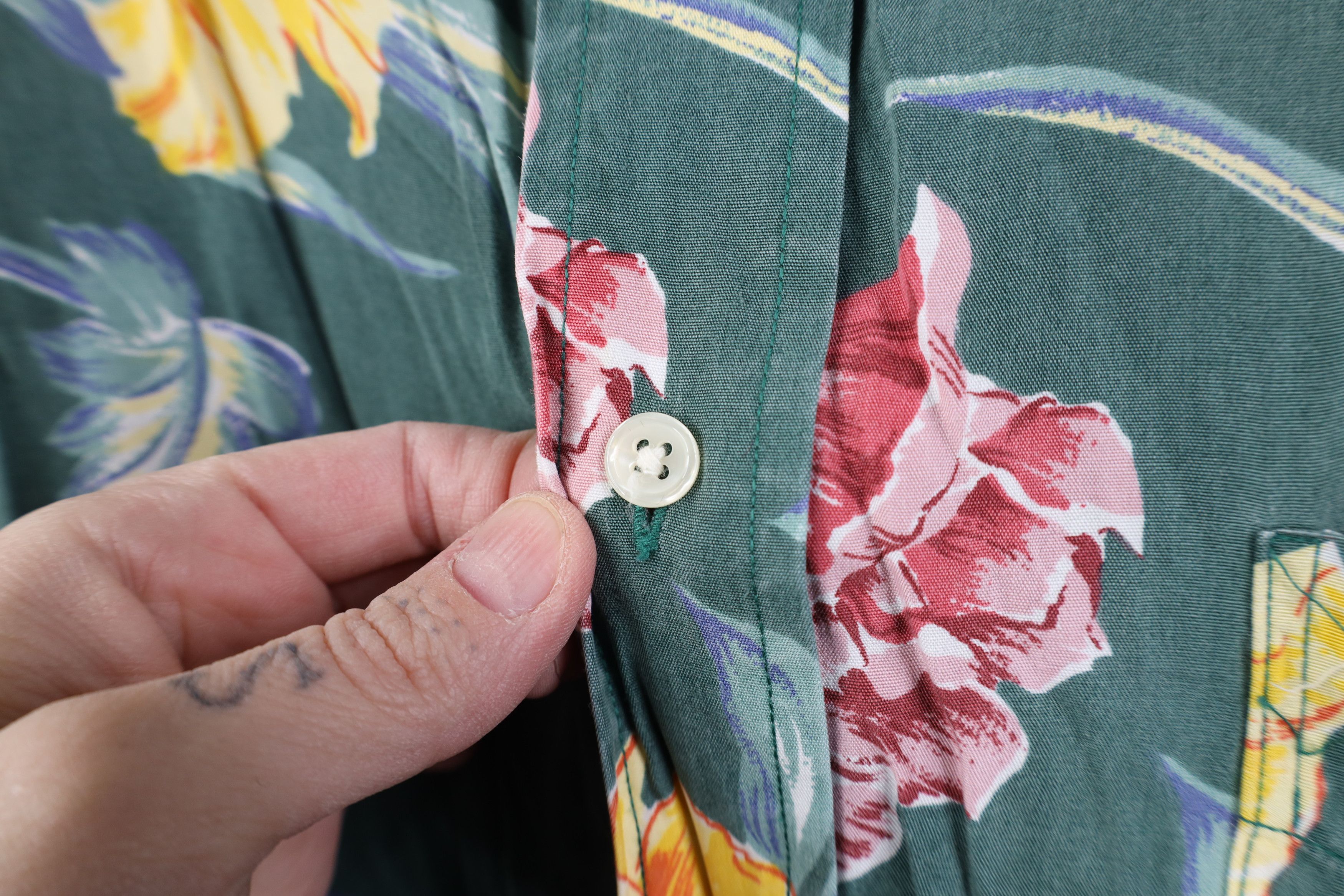 Tommy Hilfiger Vintage 90s Tommy Hilfiger Gabardine Flower Button Shirt Size US L / EU 52-54 / 3 - 6 Thumbnail
