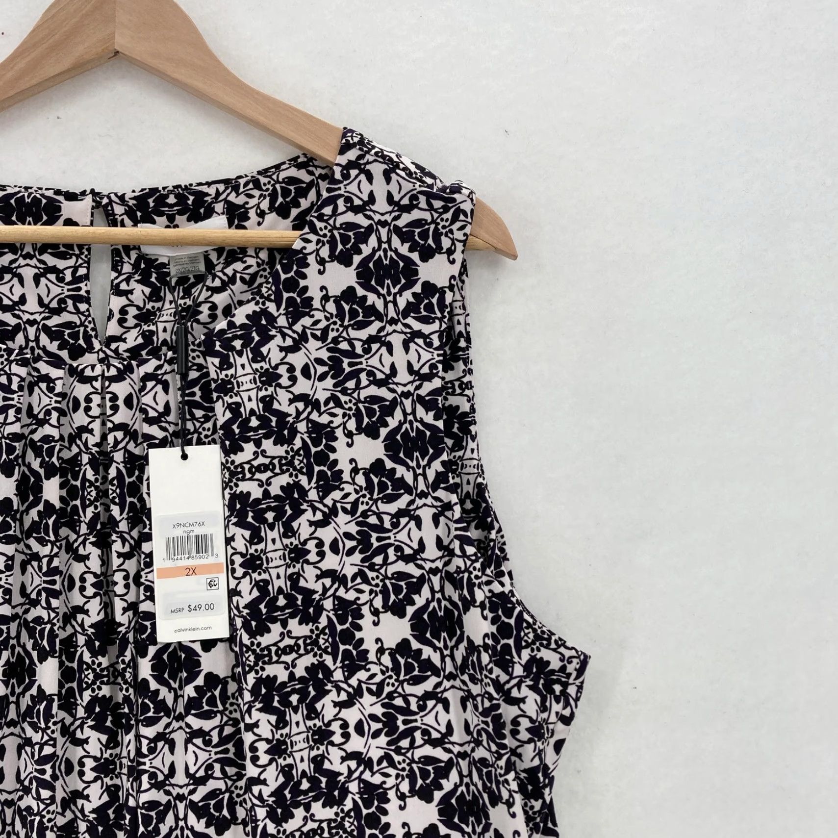 Calvin Klein VINTAGE? (No) Calvin Klein Blouse Womens 2X Black White Sleeveless Stretch Pleated Keyhole Top Size XXL / US 16-18 / IT 52-54 - 2 Thumbnail