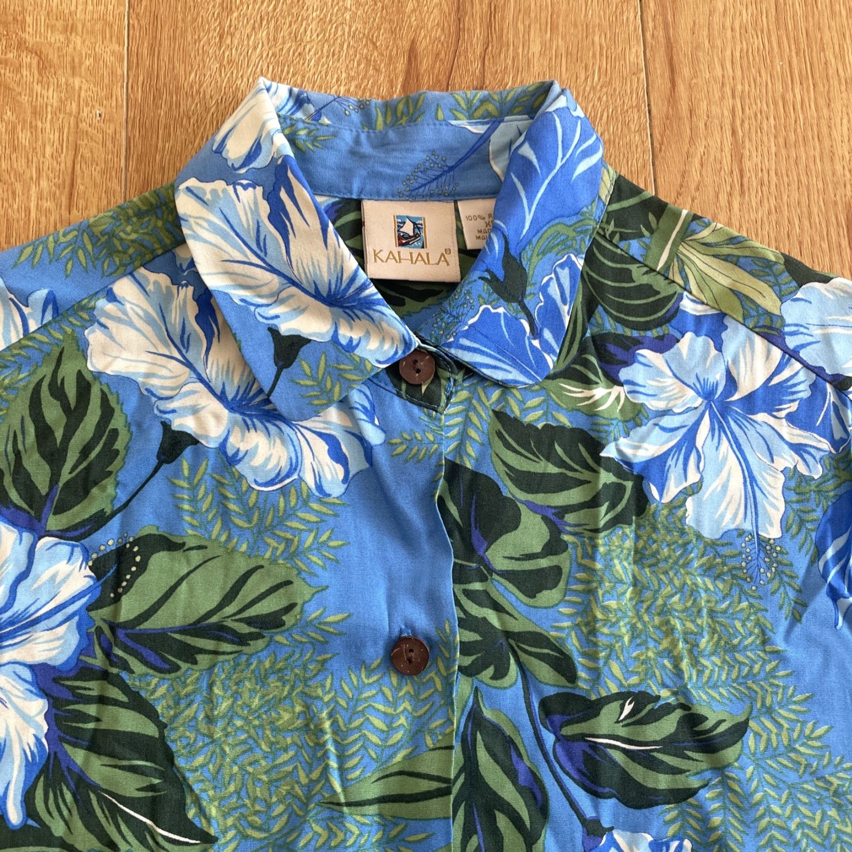 ALOHAS Kāhala Floral Hawaiian Button Up Women’s XS Aloha Hibiscus Palm Blue Multicolor Hawaiian Theme Lightweight Regular Sleeve Short Button Up Size XS / US 0-2 / IT 36-38 - 2 Thumbnail