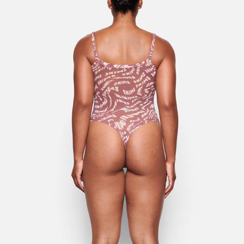 Designer CT1143a NWT-SKIMS SUMMER MESH STRAPPY B. S.RASBERRY SWIRL 2X Size XXL / US 16-18 / IT 52-54 - 2 Thumbnail