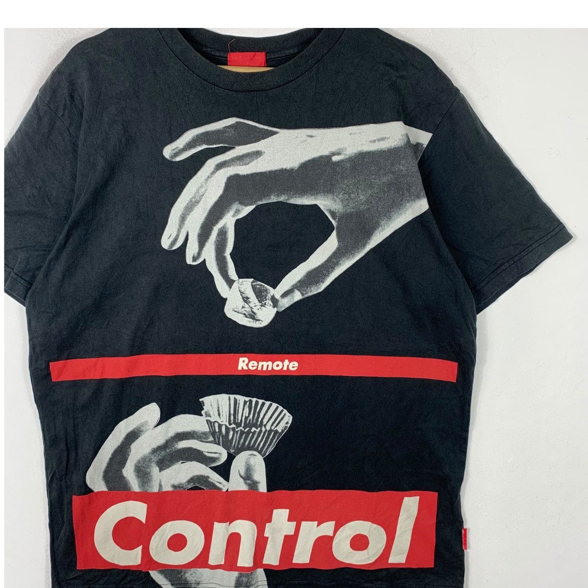 Vintage Vintage BARBARA KRUGER REMOTE CONTROL Tee Shirt Top Size US L / EU 52-54 / 3 - 3 Thumbnail