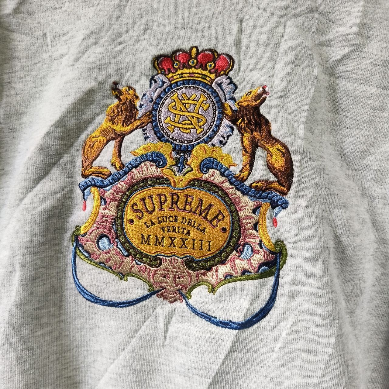 Supreme SS23 - Supreme Crest Logo Size US M / EU 48-50 / 2 - 6 Thumbnail