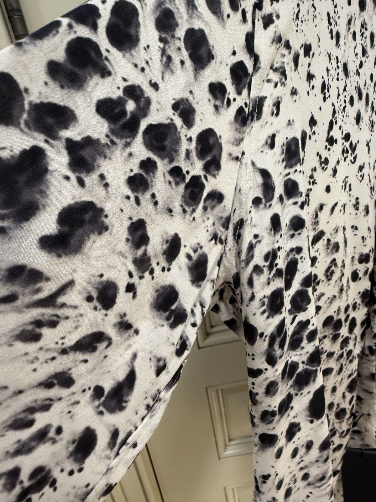 Saint Laurent Paris Snow leopard print silk shirt collar size38 Size US M / EU 48-50 / 2 - 15 Thumbnail