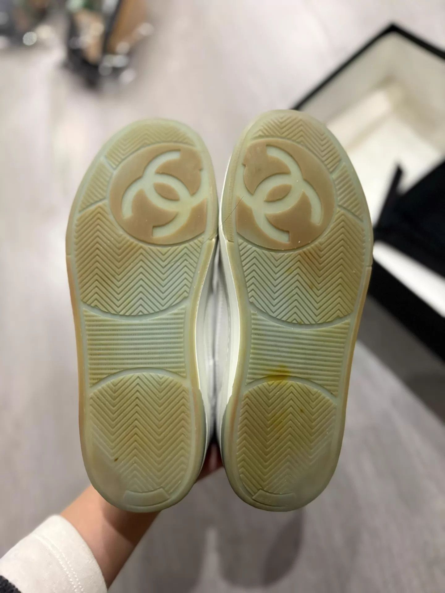 Chanel Chanel CC logo leather sneakers 99 new with box EUR 36.5 Size US 6 / IT 36 - 6 Thumbnail