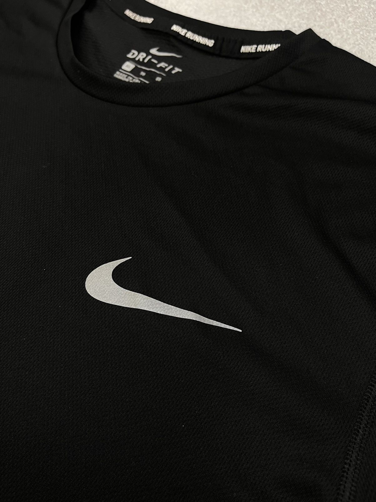 Nike Mens Nike Running Dri Fit Black T Shirts To The Grid Size US XL / EU 56 / 4 - 4 Thumbnail