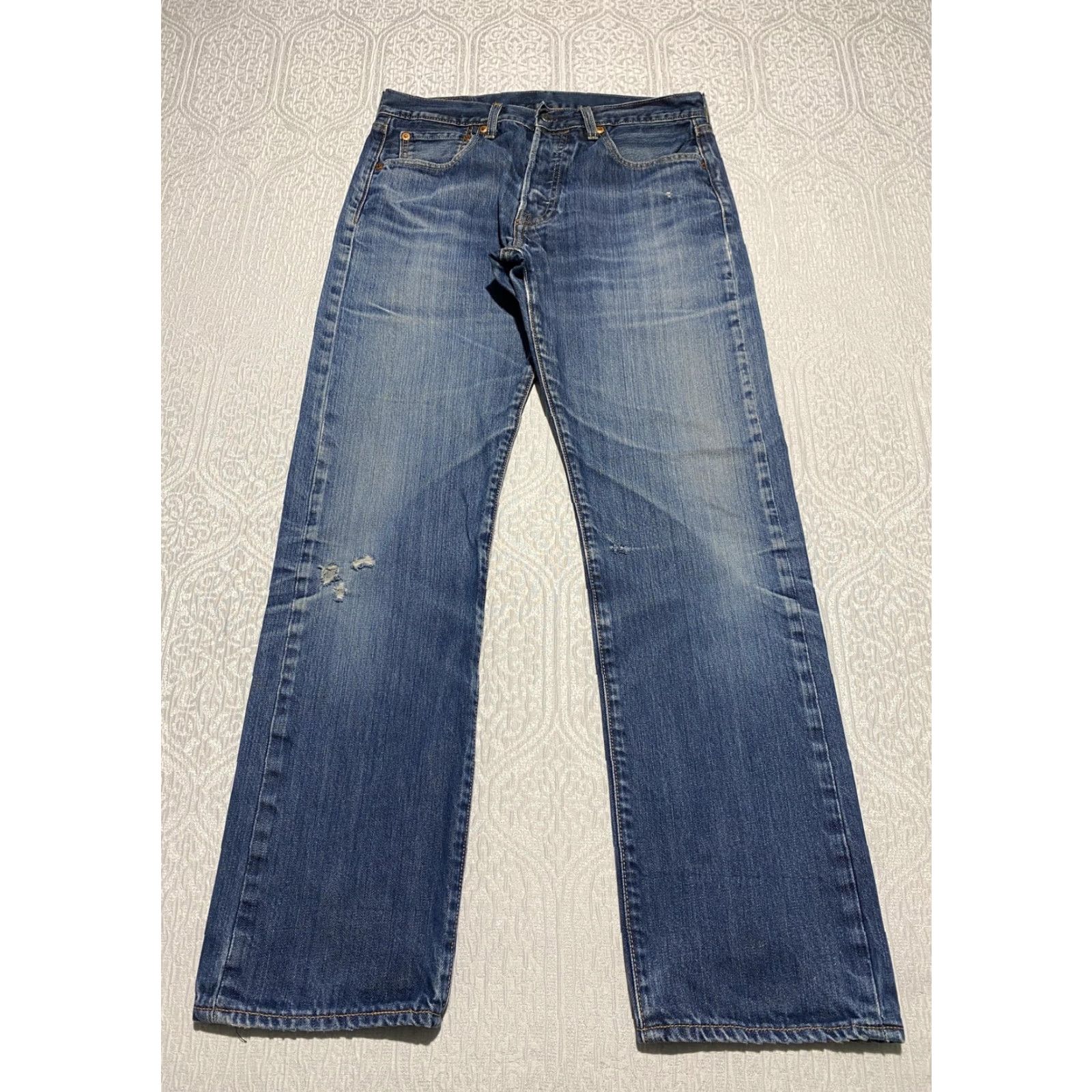 Levi's VINTAGE Levi's 501 Jeans Mens 31x30 Blue Denim Straight Leg Button Fly Distressed Worn Casual/Everyday Mens Jeans Size US 31 - 2 Thumbnail