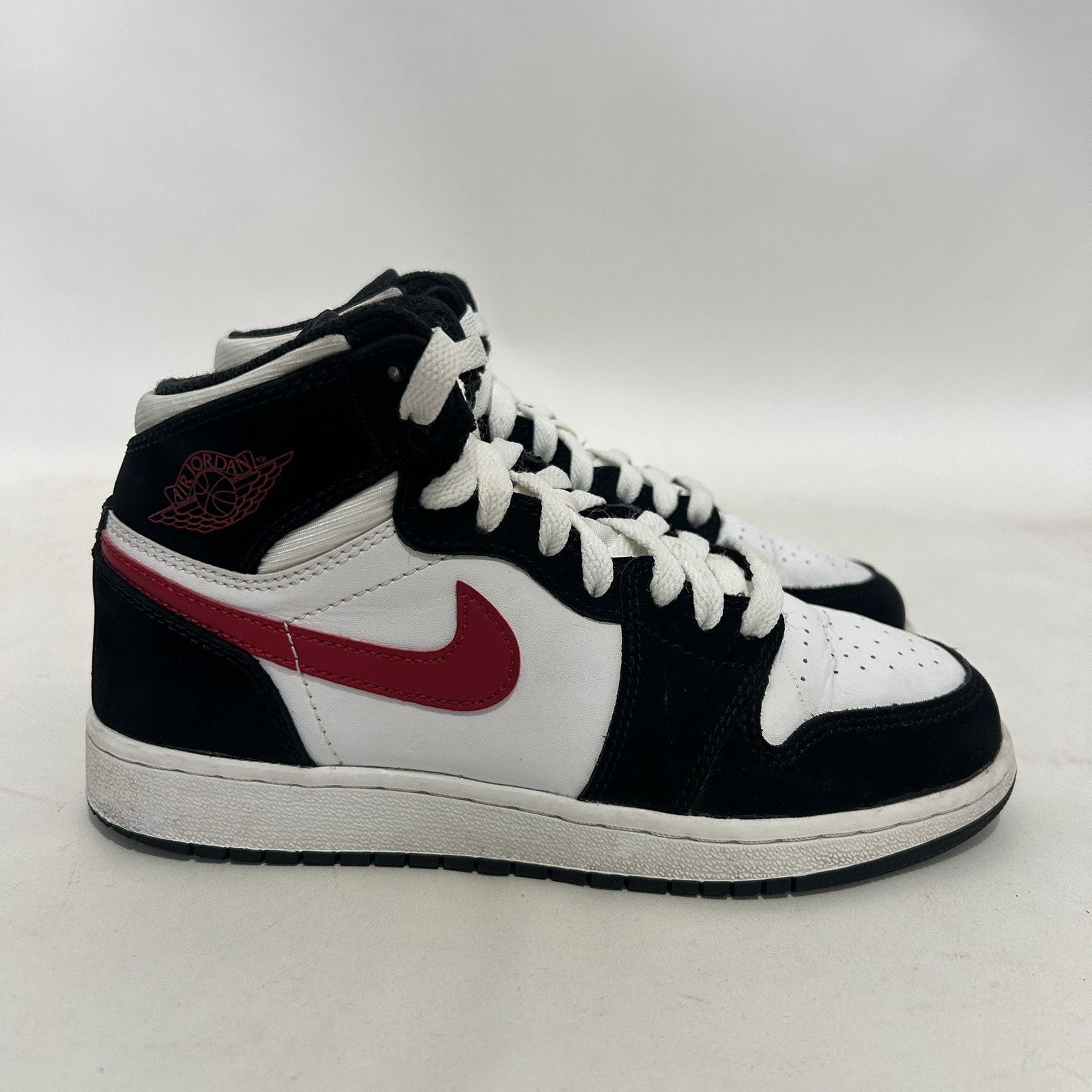 Nike Nike Air Jordan 1 Retro OG High BG “Black Red” Size US 5.5 / IT 35.5 - 4 Thumbnail