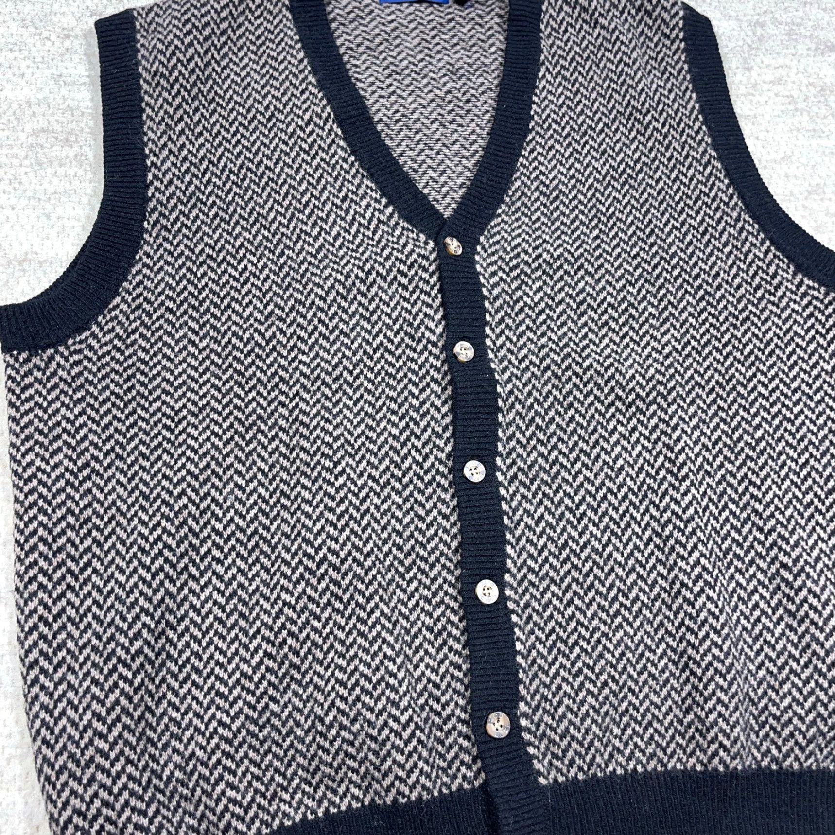 Izod VINTAGE IZOD Sweater Vest Men XL Tan Black Lambs Wool Cardigan Grandpa Golf Vest Herringbone 90s Mens Classic Golf Size US XL / EU 56 / 4 - 3 Thumbnail