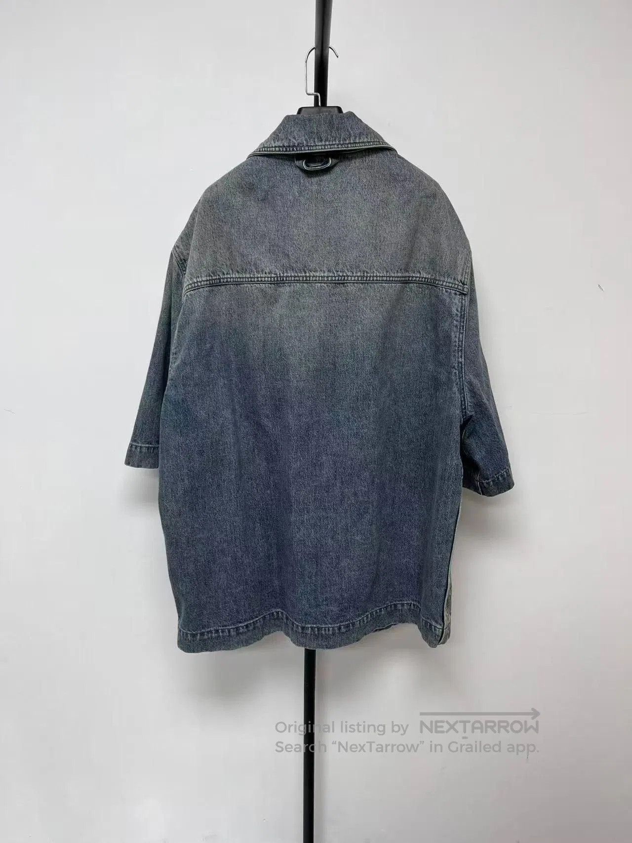 Louis Vuitton Louis Vuitton Logo Embossed Short-Sleeve Shirt. Size US XL / EU 56 / 4 - 2 Thumbnail