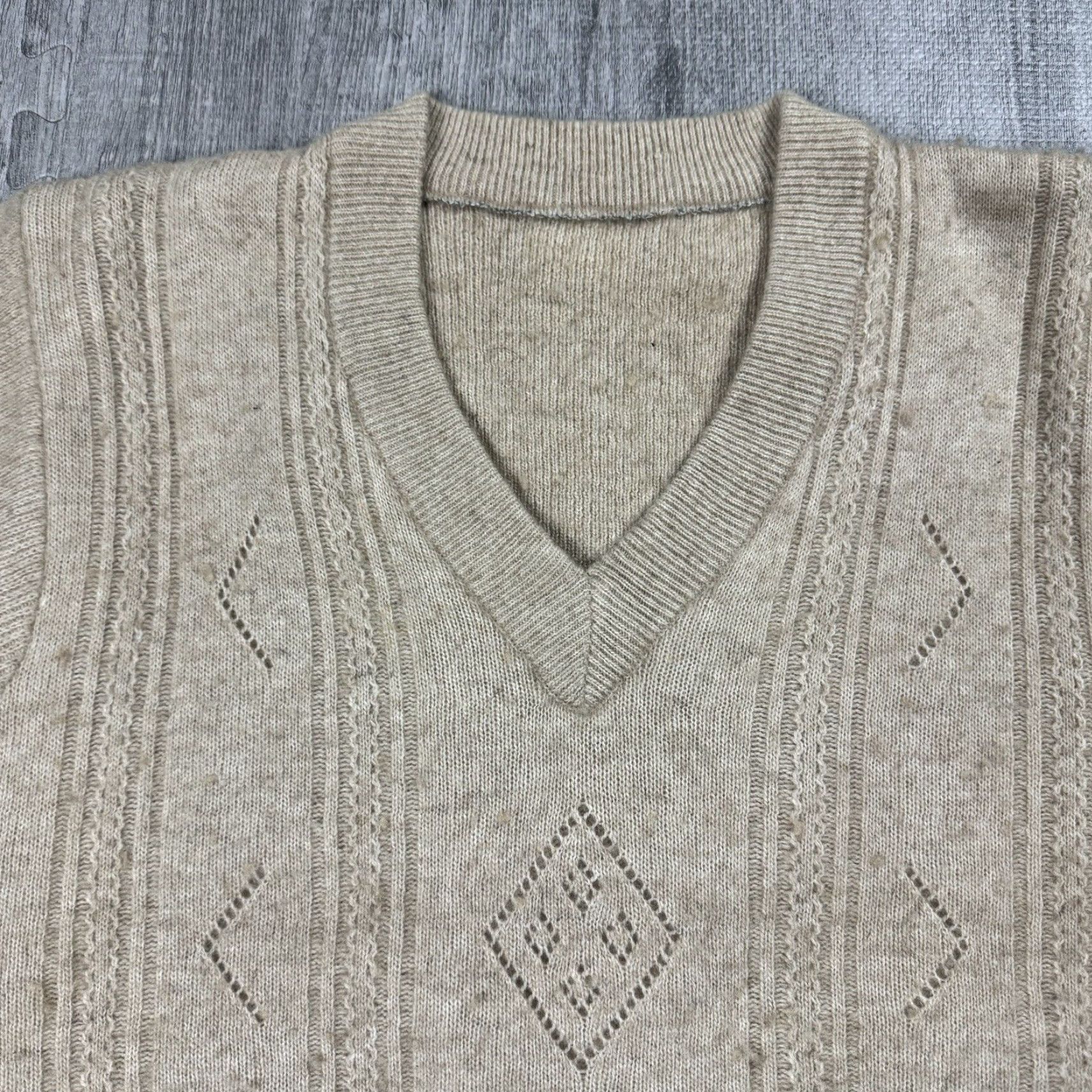 Vintage VINTAGE Preppy Argyle Knit V-Neck Pullover Sweater Mens Large Beige Soft 100% Lambswool Size US L / EU 52-54 / 3 - 2 Thumbnail