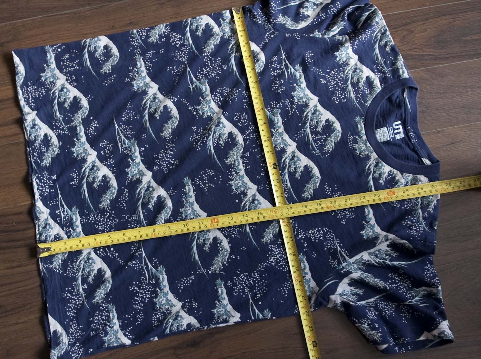 Uniqlo Uniqlo x Hokusai Blue T Shirt Size L All Over Print Waves Size US L / EU 52-54 / 3 - 5 Thumbnail