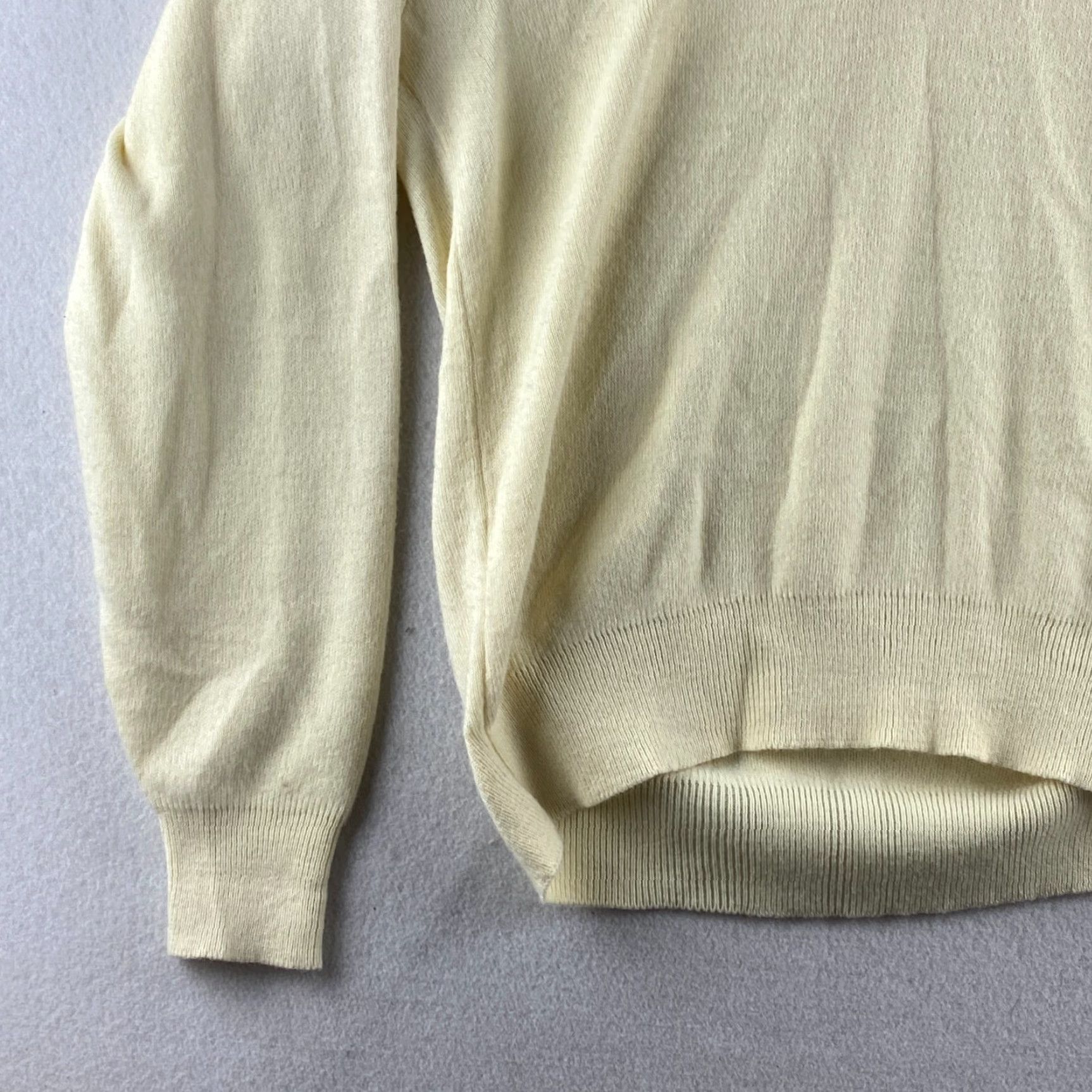 THE GREAT VINTAGE The Great Train Robbery Sweater Womens M Knit Pullover Long Sleeve V-Neck Beige 70s 80s Logo Accents Casual Size M / US 6-8 / IT 42-44 - 4 Thumbnail