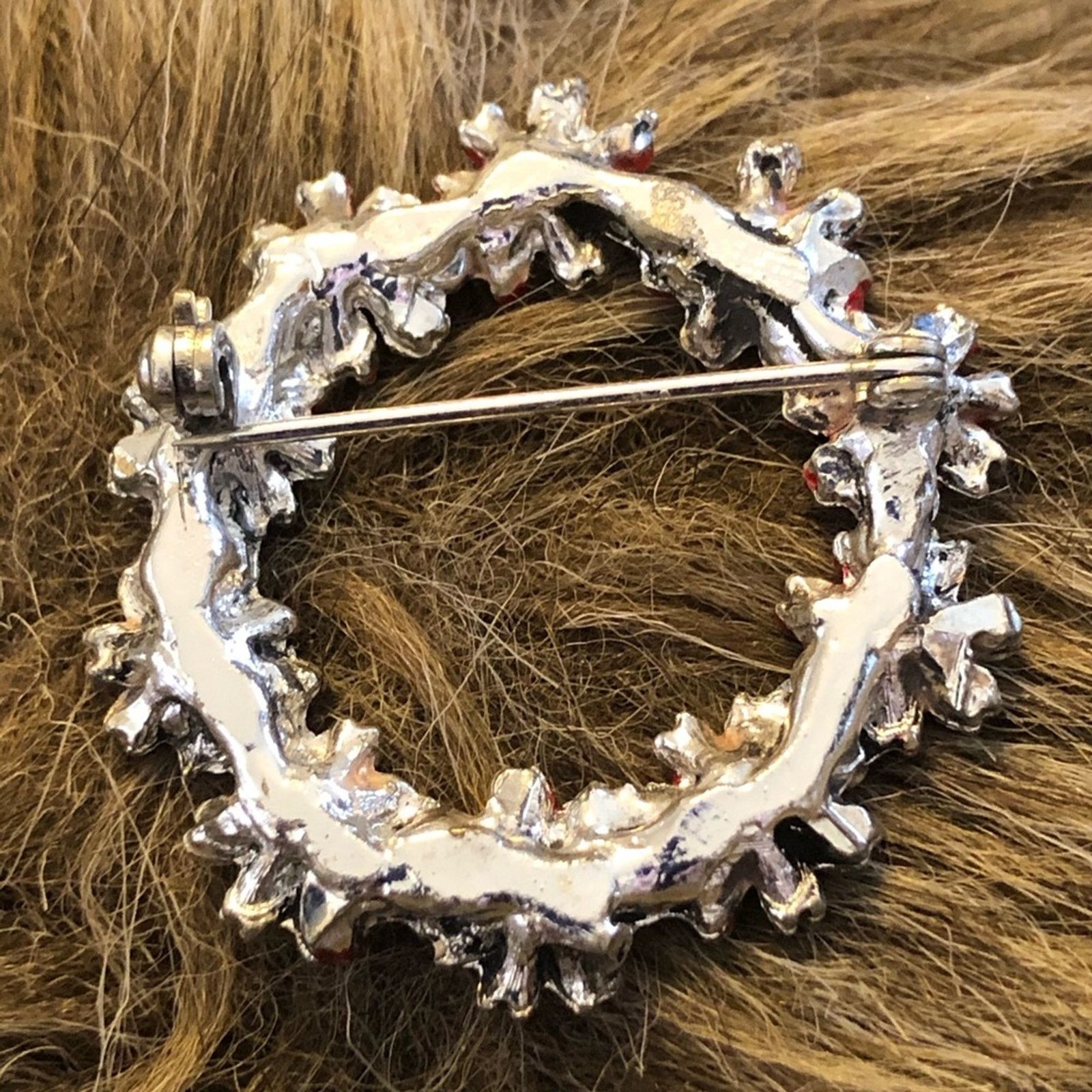 Vintage Vintage red painted floral wreath silver brooch Size ONE SIZE - 2 Thumbnail