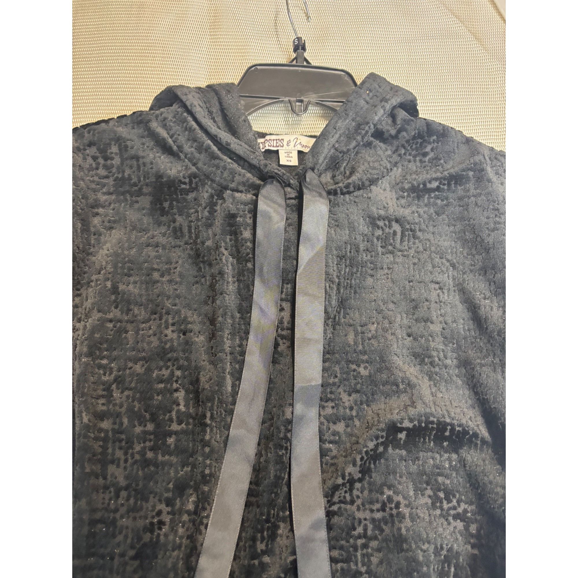 Other Gypsies & Moondust Juniors' Burnout Velvet Hooded Tunic, Bl Size XS / US 0-2 / IT 36-38 - 9 Thumbnail