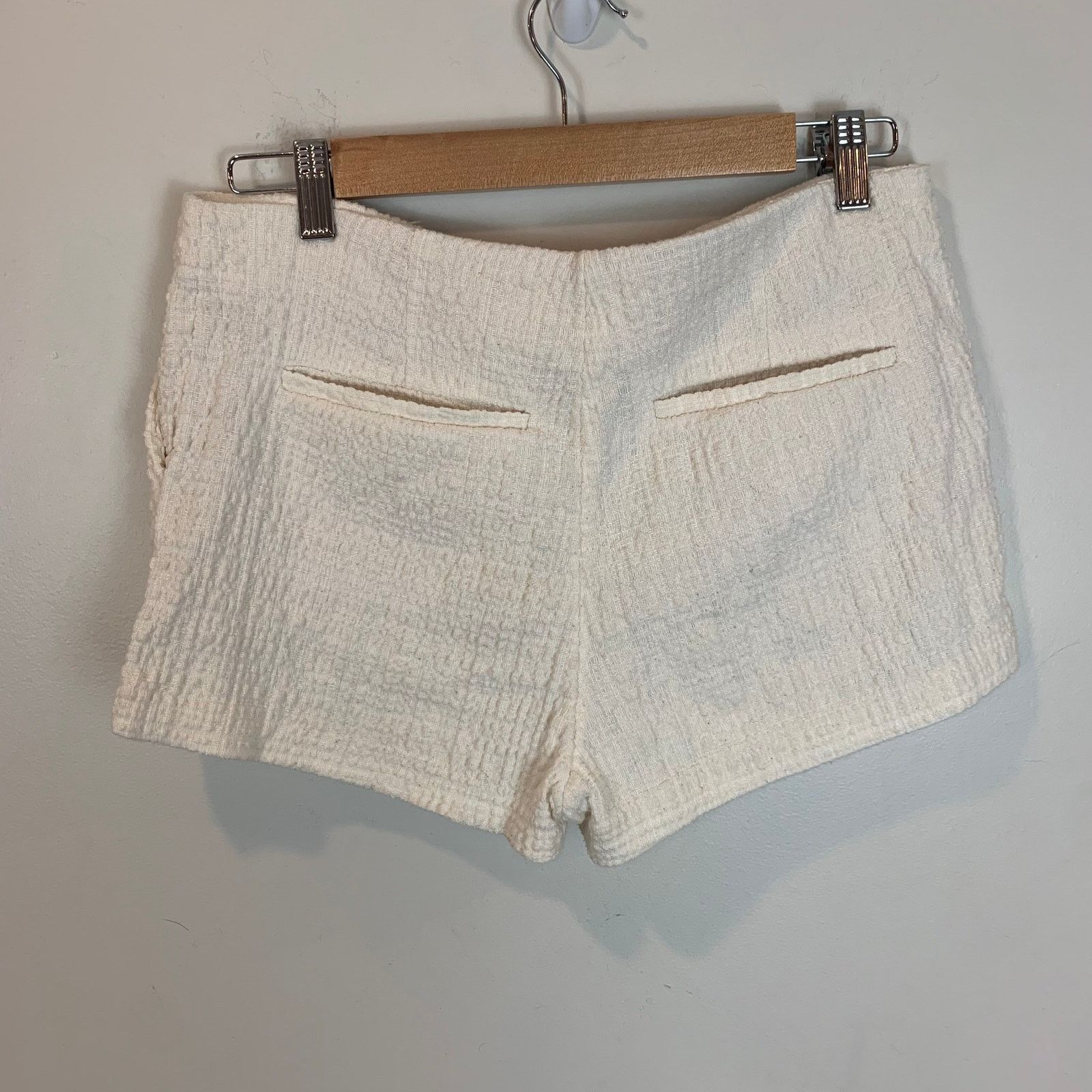 H&M H&M Cream Ivory Textured Pleated Shorts 8 M Medium Size 30" / US 8 / IT 44 - 2 Thumbnail