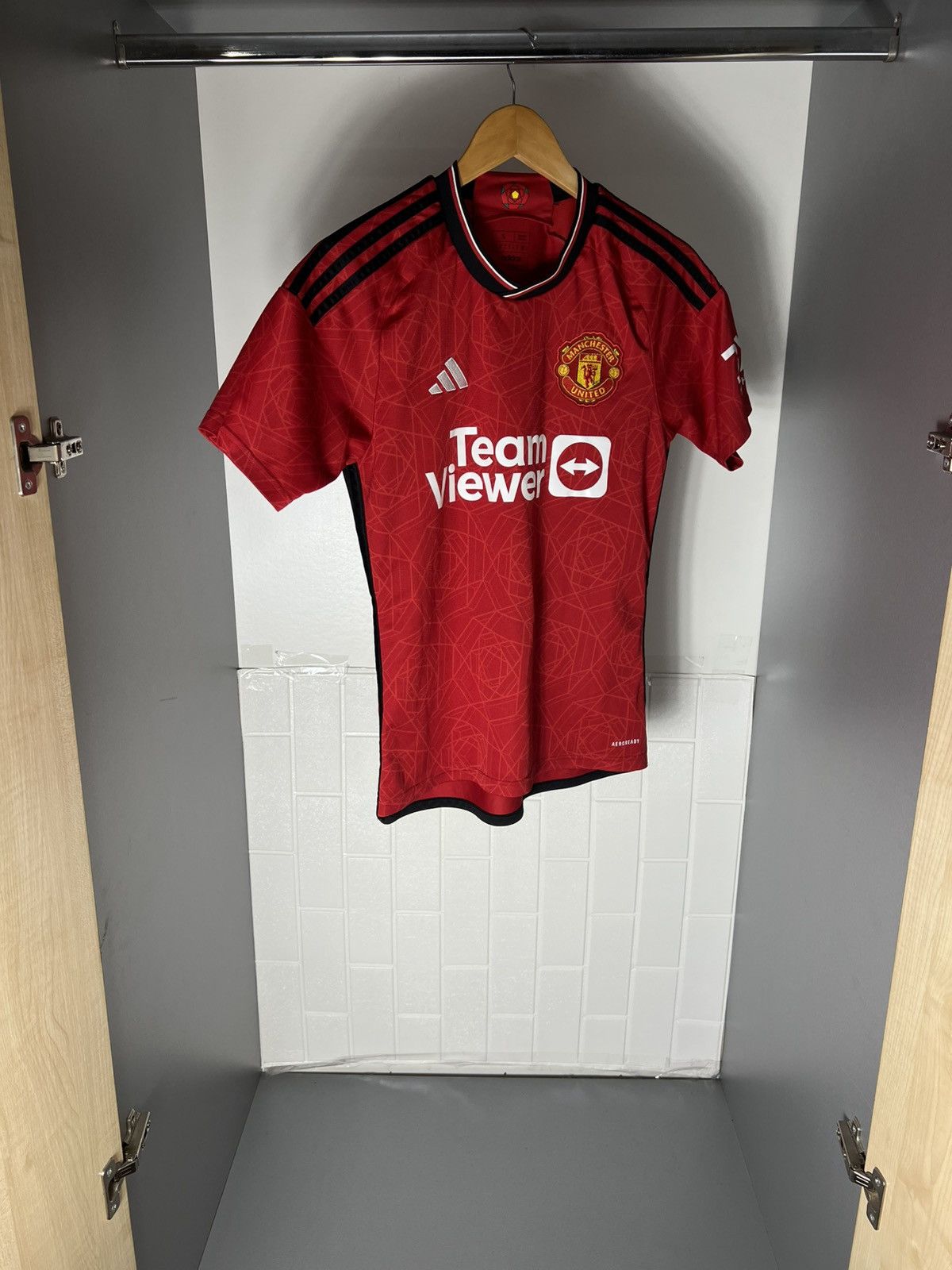 Adidas VINTAGE ADIDAS FC MANCHESTER UNITED ENGLAND SOCCER JERSEY Size US S / EU 44-46 / 1 - 10 Thumbnail