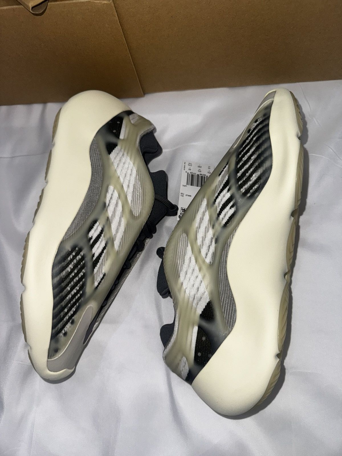 Yeezy Adidas Yeezy 700 V3 'Fade Salt' Size US 10 / EU 43 - 2 Thumbnail
