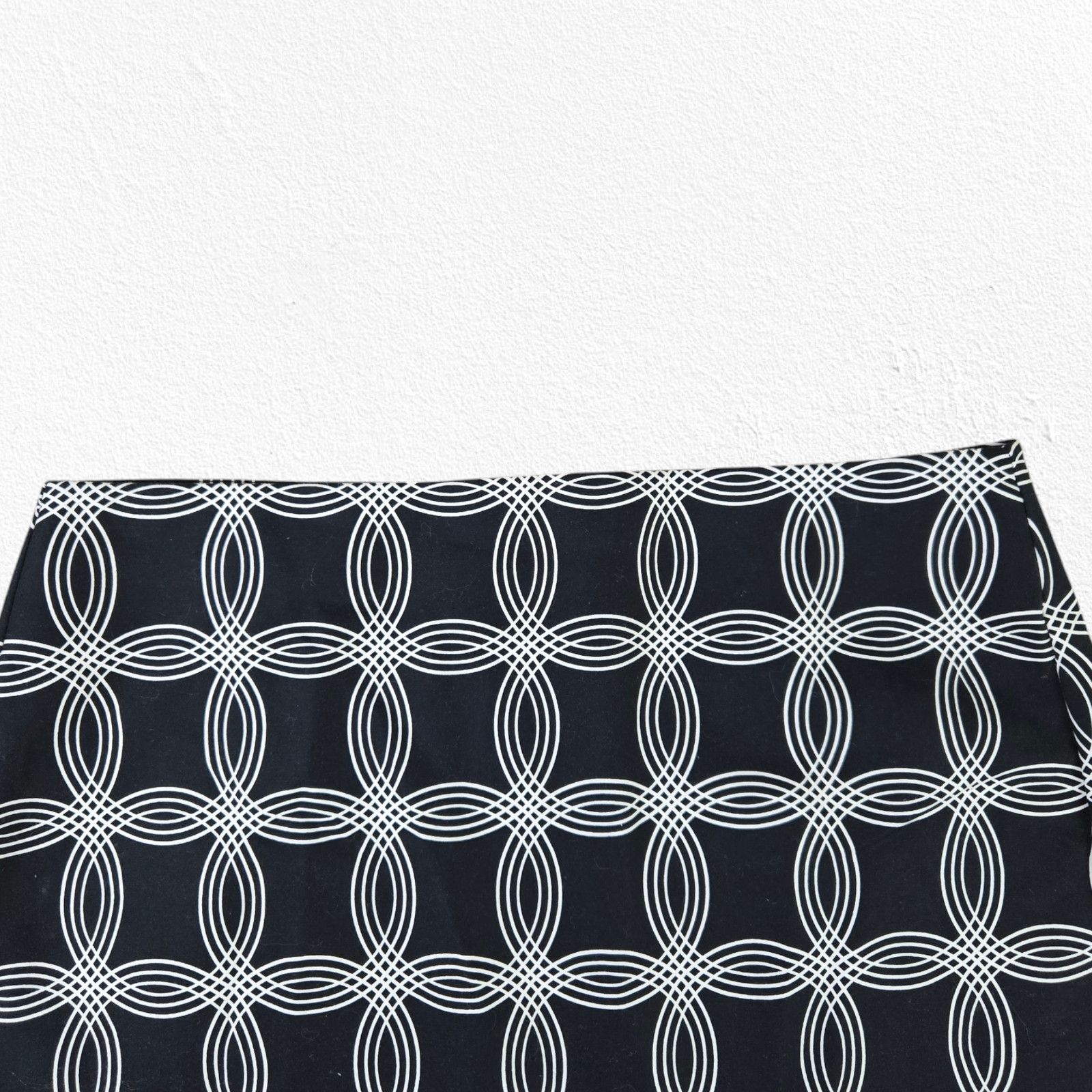 Banana Republic Banana Republic Black White Geometric Mini Skirt Size 0 Size 25" / US 0 / IT 36 - 3 Thumbnail