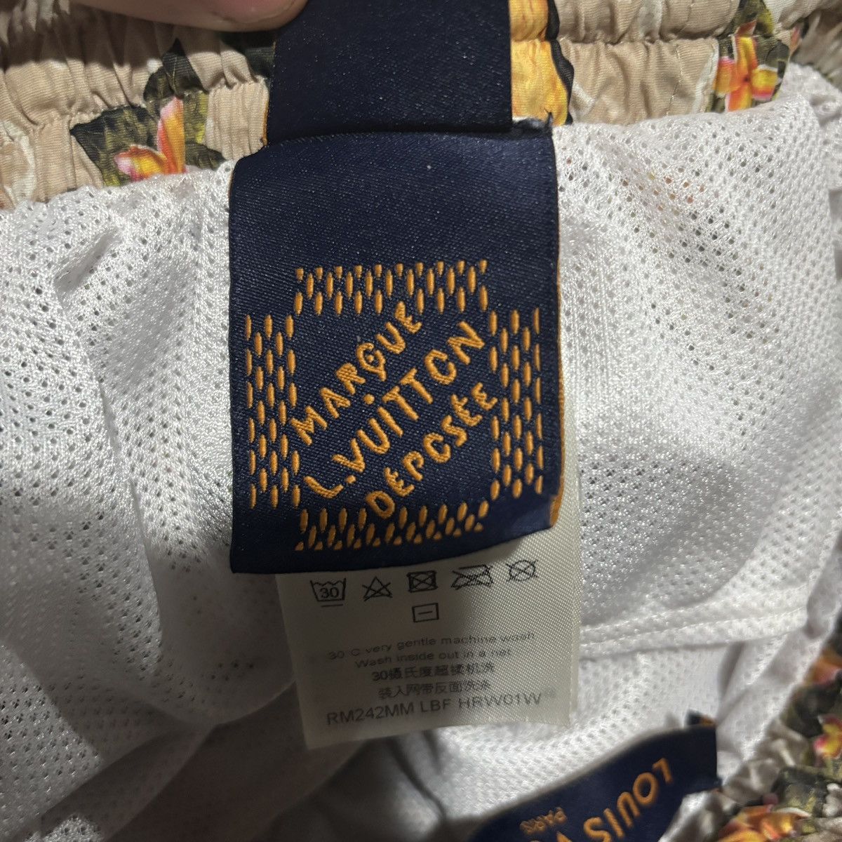Louis Vuitton VERY RARE LOUIS VUITTON SAND BEACH PRINT SWIMSHORTS Size US 30 / EU 46 - 6 Thumbnail