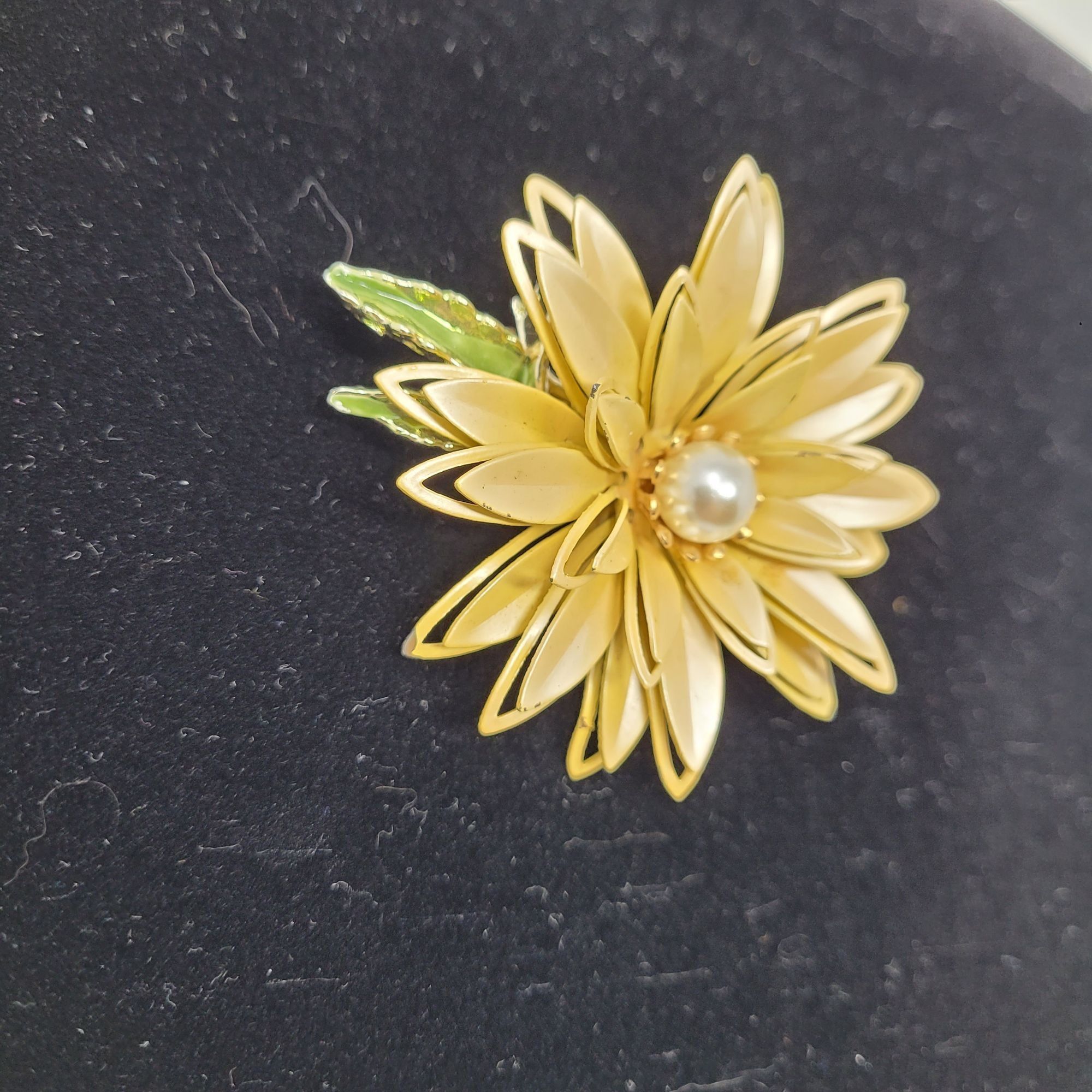Vintage Vintage 3D Pearlized Beige Enamel Flower Brooch Pin Faux Pea Size ONE SIZE - 10 Thumbnail