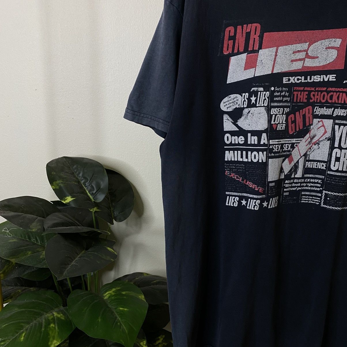 Guns N' Roses Y2K Guns N' Roses "G N' R Lies" Album T-shirt Faded Black Size US L / EU 52-54 / 3 - 3 Thumbnail