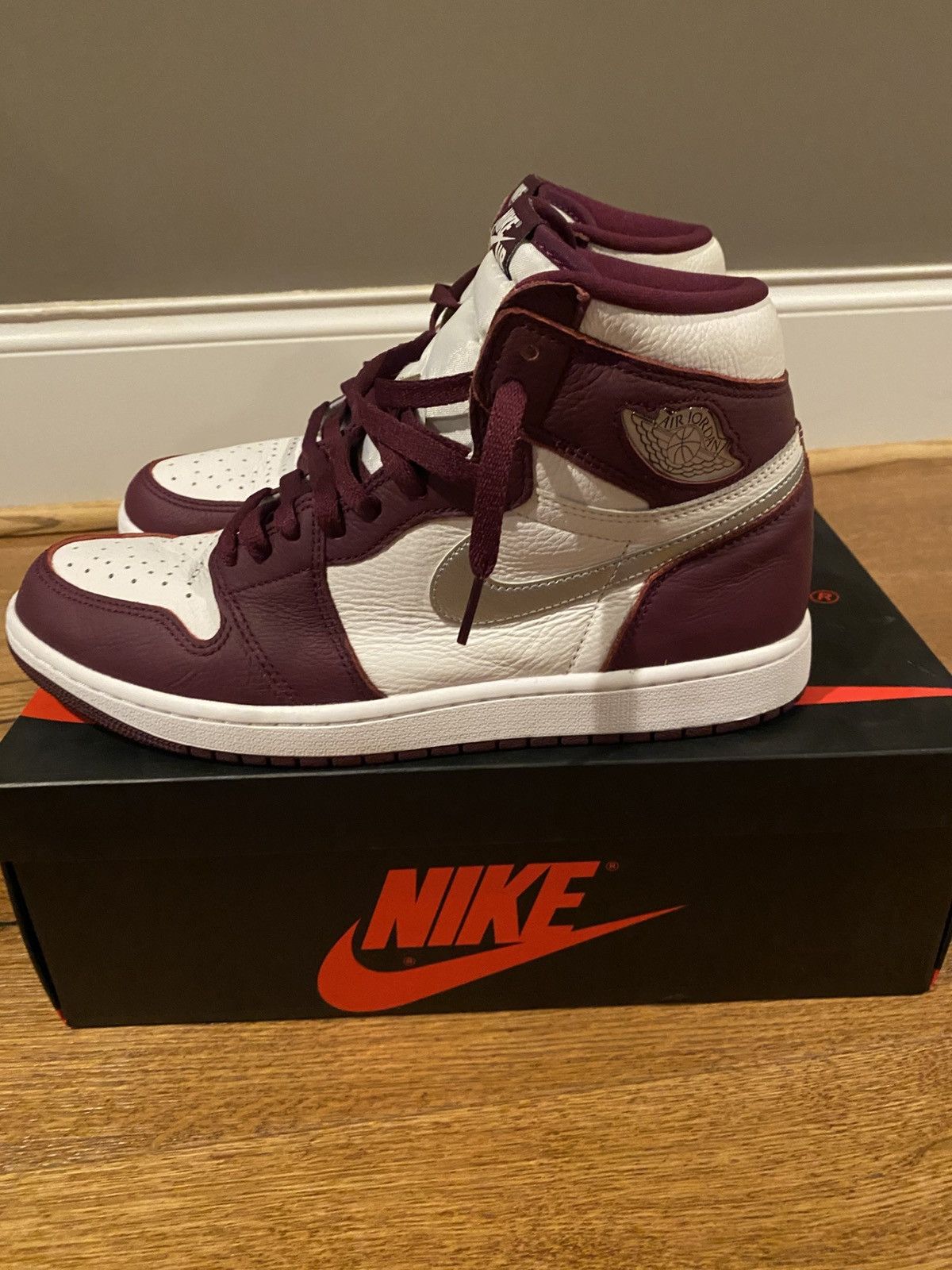 Jordan Brand × Nike Air Jordan 1 Retro Bordeaux Size 10.5 Size US 10.5 / EU 43-44 - 4 Thumbnail