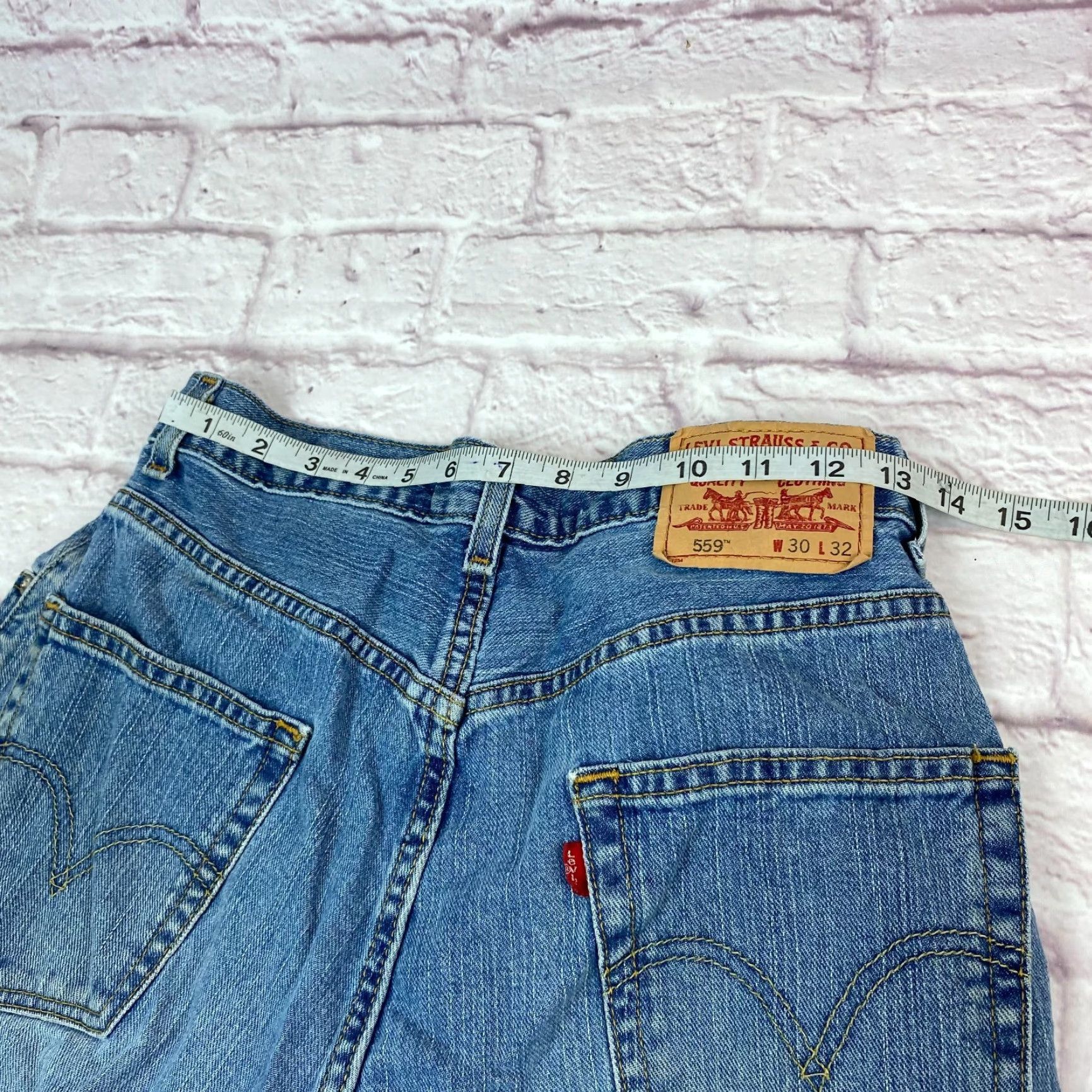 Levi's VINTAGE Levis 559 Relaxed Bermuda Jean Shorts Mens W30 Medium Blue 90s Outdoor 5-Pocket Design Zipper Button 3 in Inseam Denim Cotton Slim? Size US 30 / EU 46 - 6 Thumbnail