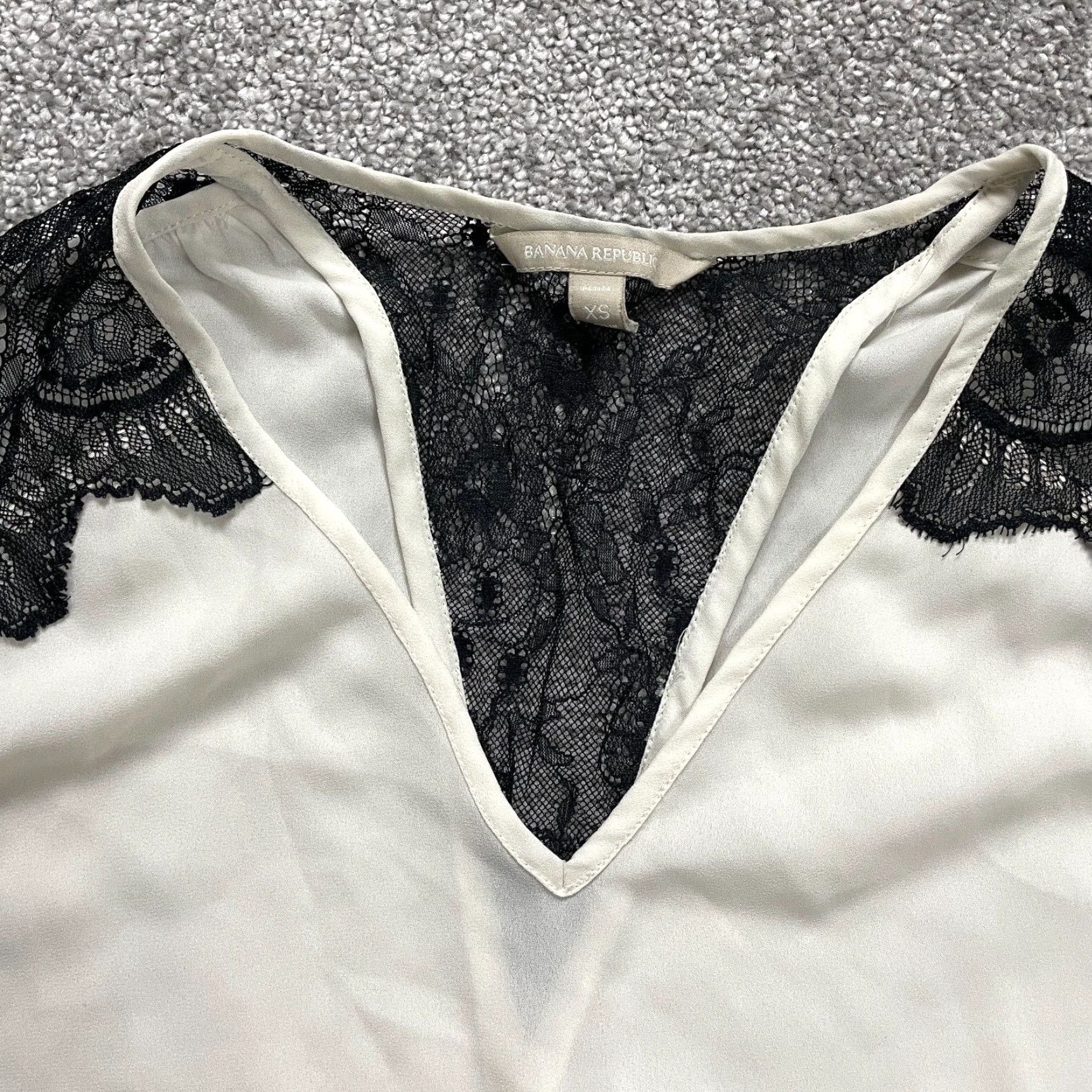 Banana Republic Banana Republic Tank Top Womens PXS White Lace V-Neck Sleeveless Blouse Size XS / US 0-2 / IT 36-38 - 6 Thumbnail