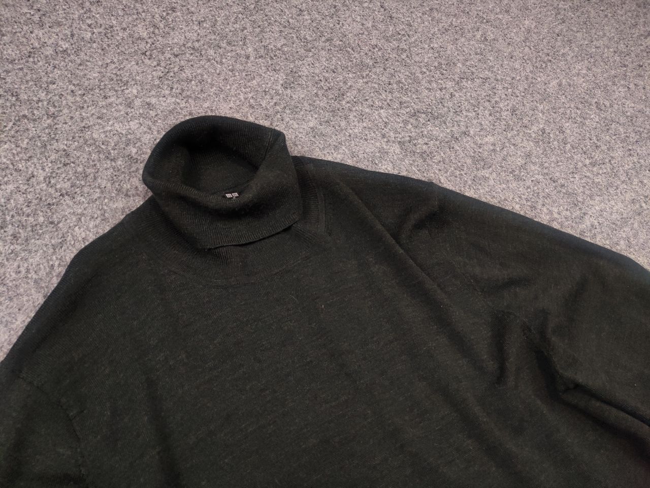 Uniqlo Uniqlo light wool Sweater high turtleneck collar dark green Size US M / EU 48-50 / 2 - 4 Thumbnail
