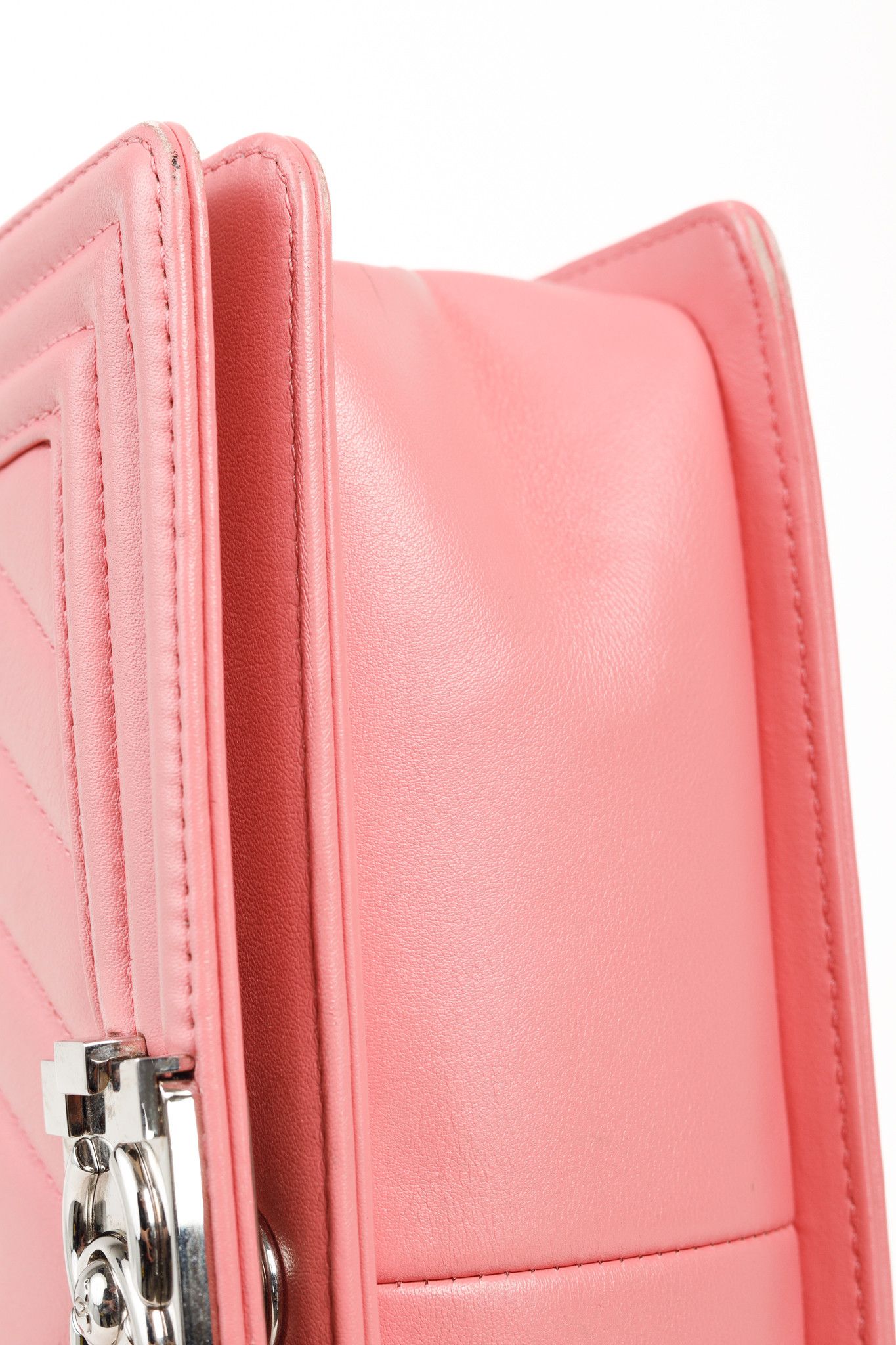 Chanel Chanel Boy Medium Pink Calfskin Chevron Flap Shoulder Bag Size ONE SIZE - 6 Thumbnail