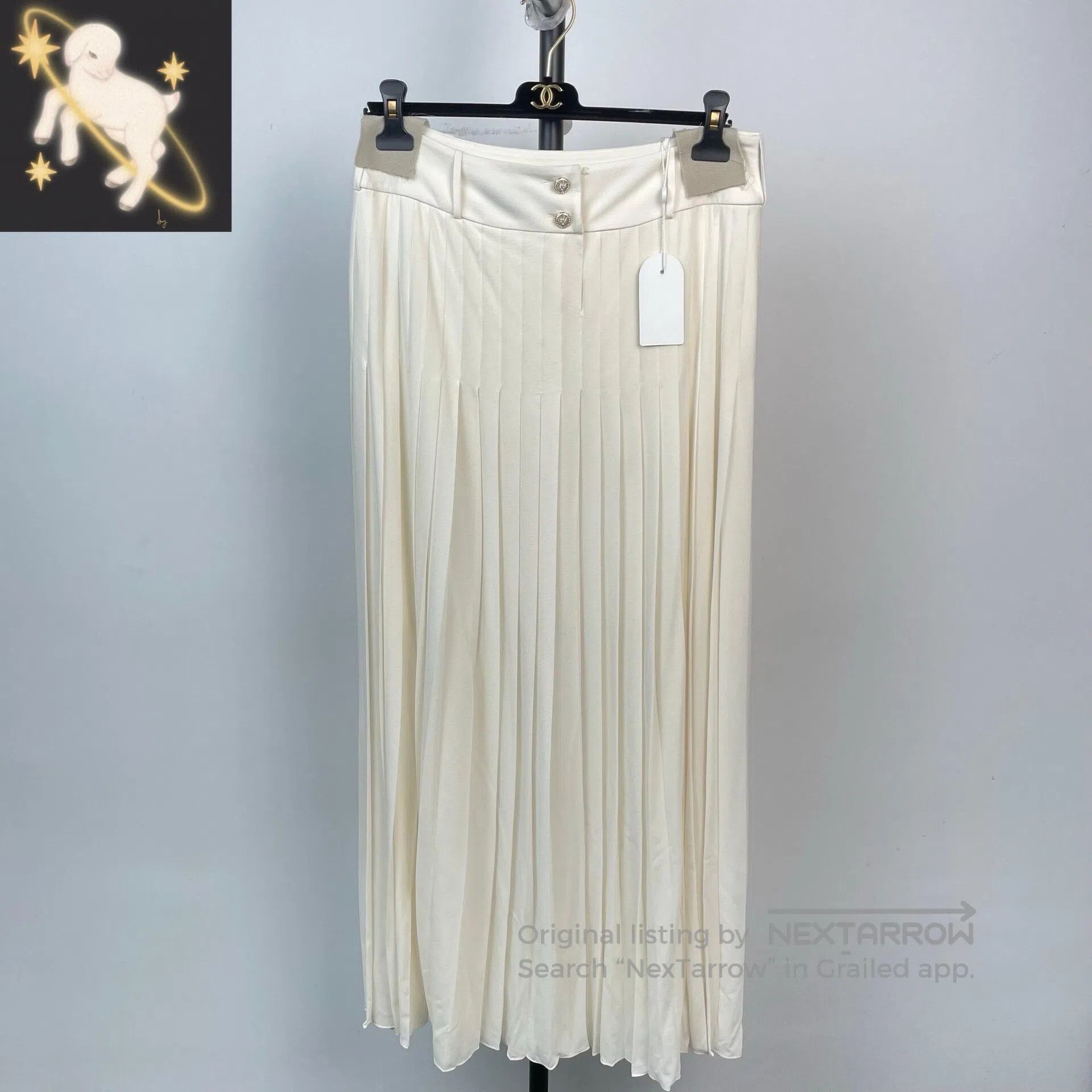 Chanel Chanel White Silk Pleated Diamond Buckle Half Skirt| Size 37" - 1 Thumbnail