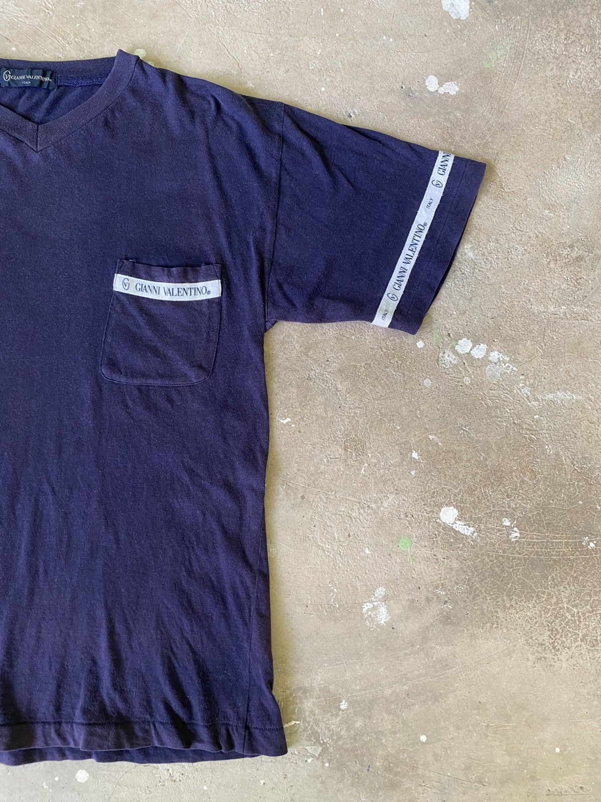 Gianni Valentino Vintage Gianni Valentino Navy Tape Pocket V Neck Tee Size US S / EU 44-46 / 1 - 2 Thumbnail