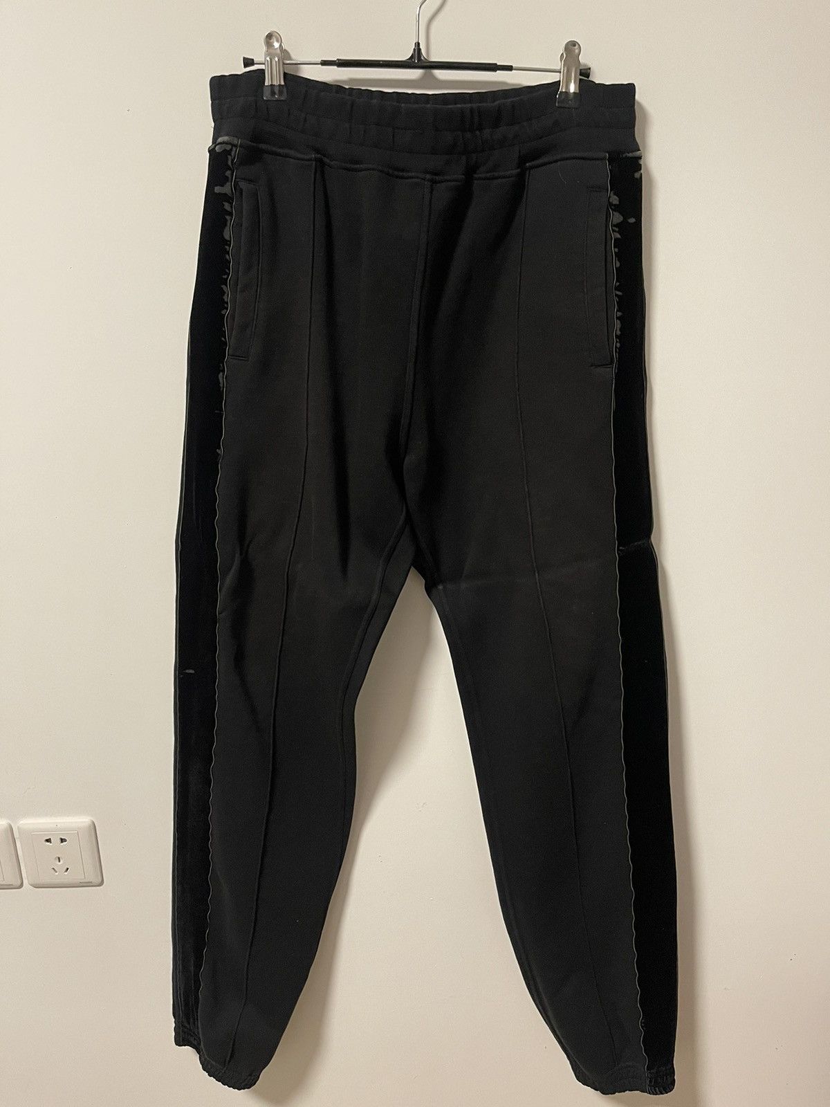 Haider Ackermann Haider ackermann 15FW velvet strip sweatpants Size US 32 / EU 48 - 1 Thumbnail