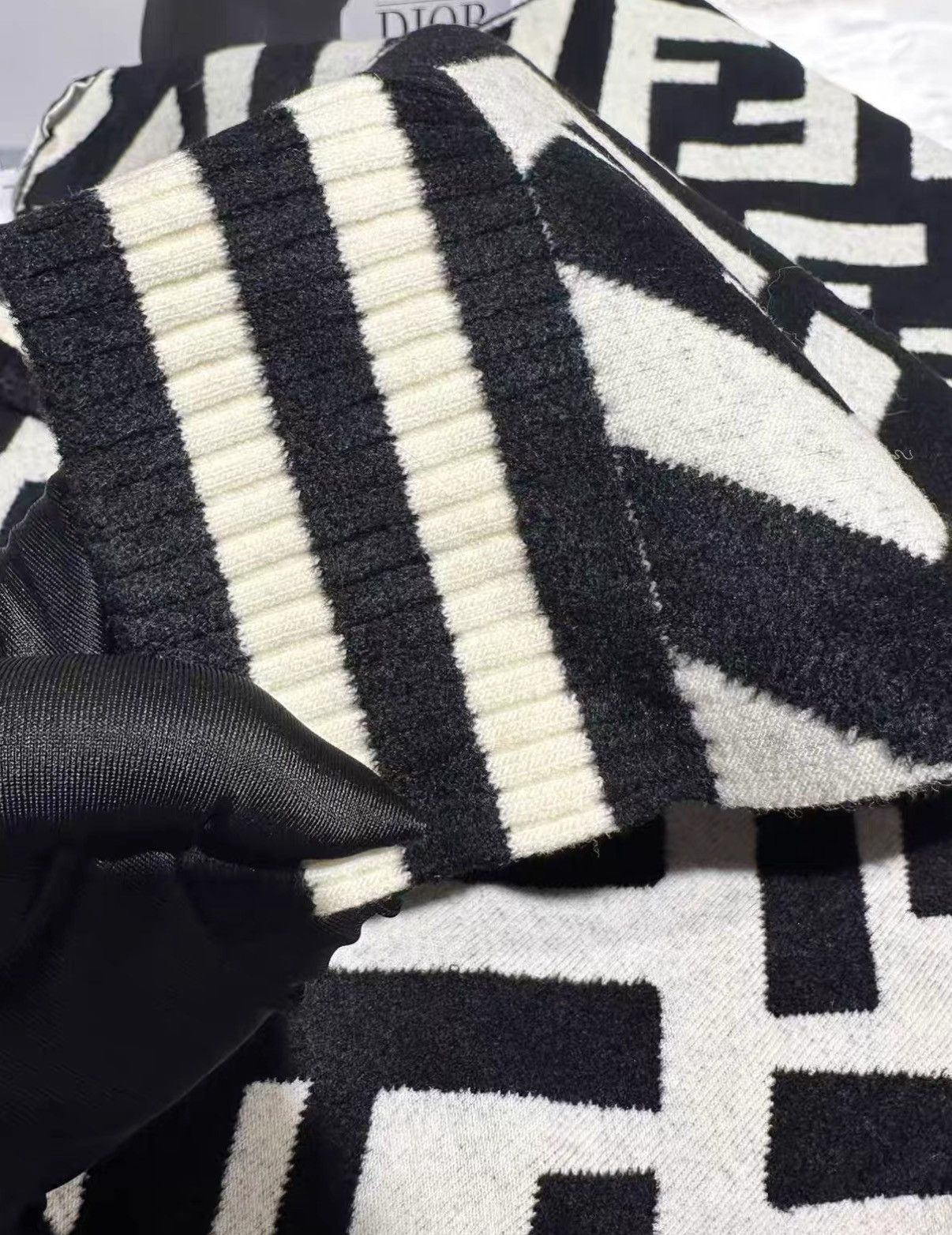 Fendi Fendi black and white full FF print thick scarf J38 Size ONE SIZE - 3 Thumbnail