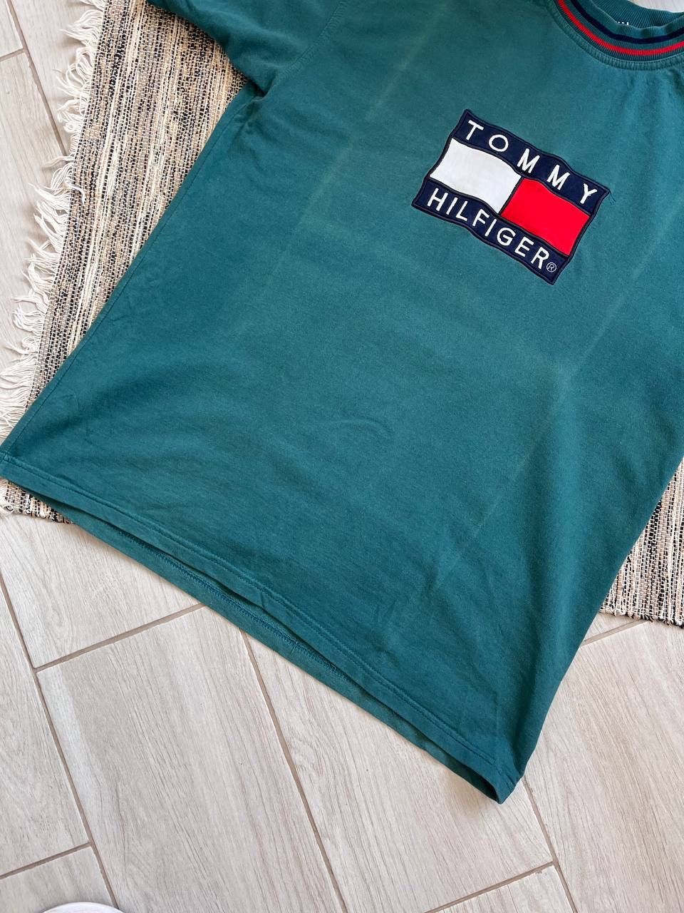 Tommy Hilfiger × Vintage Vintage Tommy Hilfiger style Tshirt faded green minimalistic Size US L / EU 52-54 / 3 - 7 Thumbnail