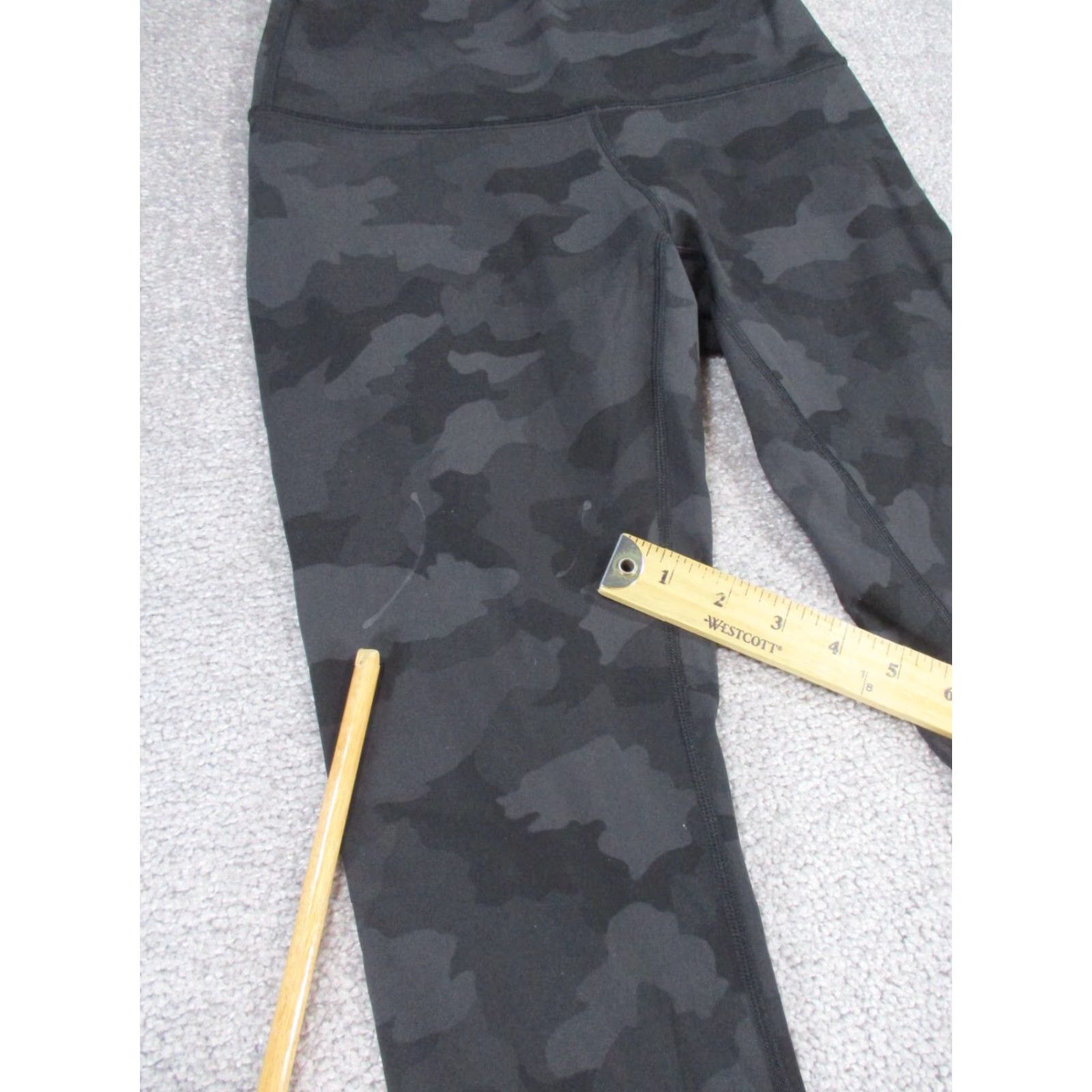 Lululemon Lululemon Women's 6 Wunder Under Crop Leggings Gray Black Camo Activewear Athleisure Size 28" / US 6 / IT 42 - 2 Thumbnail