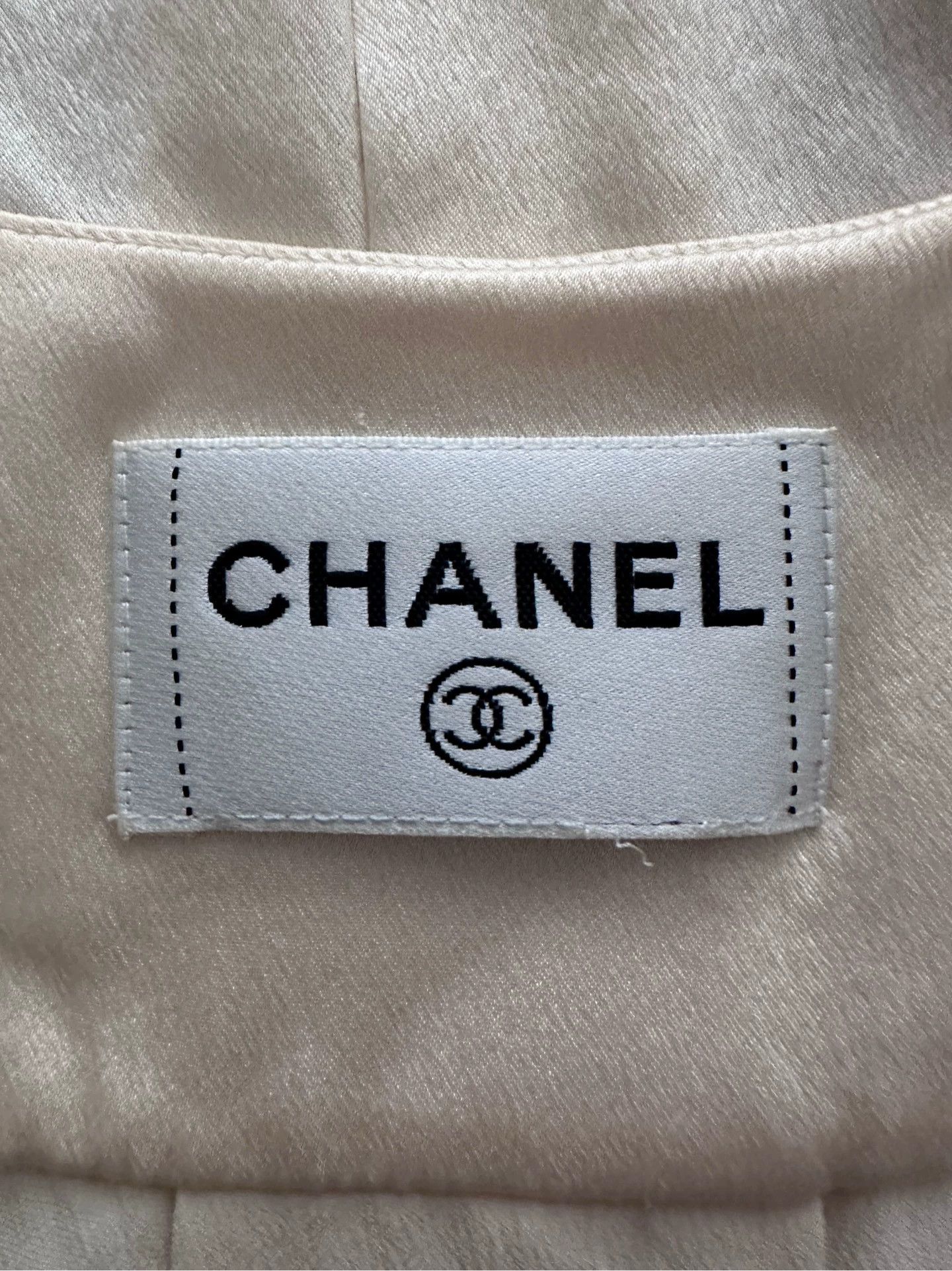 Chanel CHANEL Court V-neck slim sleeveless beige satin pearl top Size M / US 6-8 / IT 42-44 - 7 Thumbnail