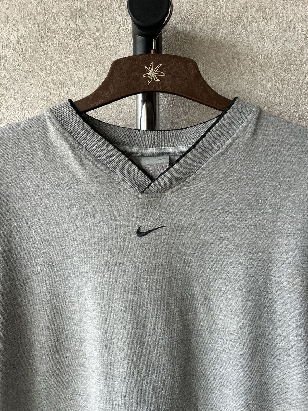 Nike Vintage 90s Nike Swoosh Center Logo V-Neck T-Shirt Size US L / EU 52-54 / 3 - 3 Thumbnail