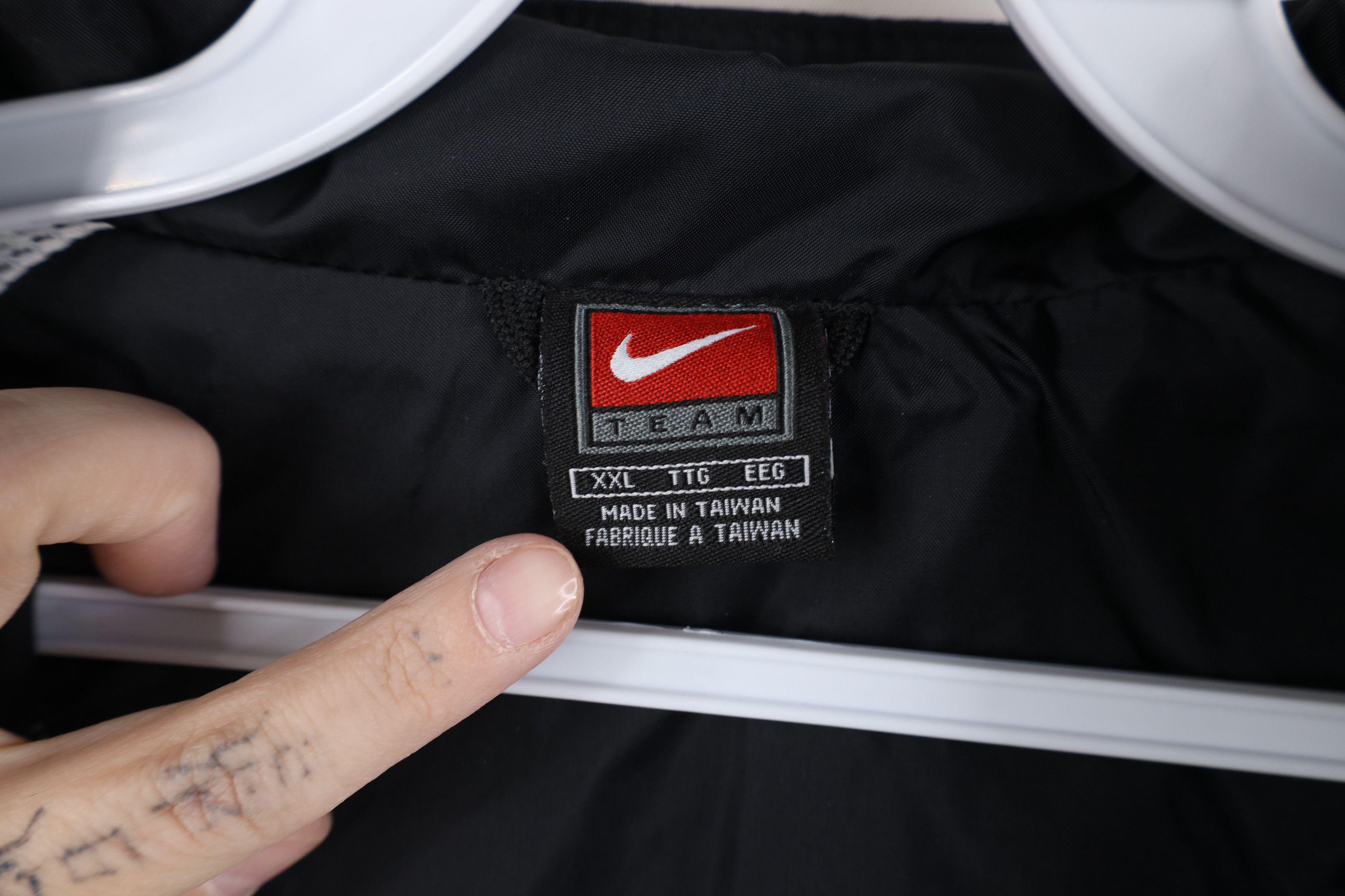 Nike Vintage Nike Mini Swoosh Mars Candy M&Ms Windbreaker Jacket Size US XXL / EU 58 / 5 - 10 Thumbnail