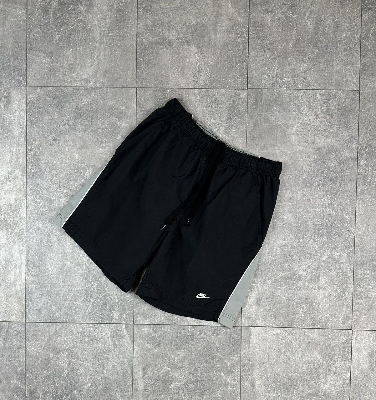 Nike Nike Small Swoosh Logo Retro Shorts Size US 30 / EU 46 - 1 Thumbnail