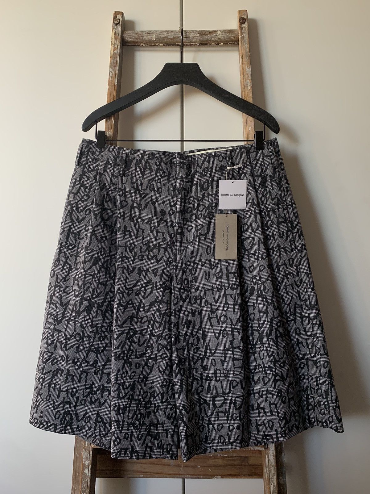 Comme des Garcons Homme Plus COMME DES GARÇONS HOMME PLUS EDWARD GOSS TEXT PRINT SHORTS Size US 32 / EU 48 - 1 Thumbnail