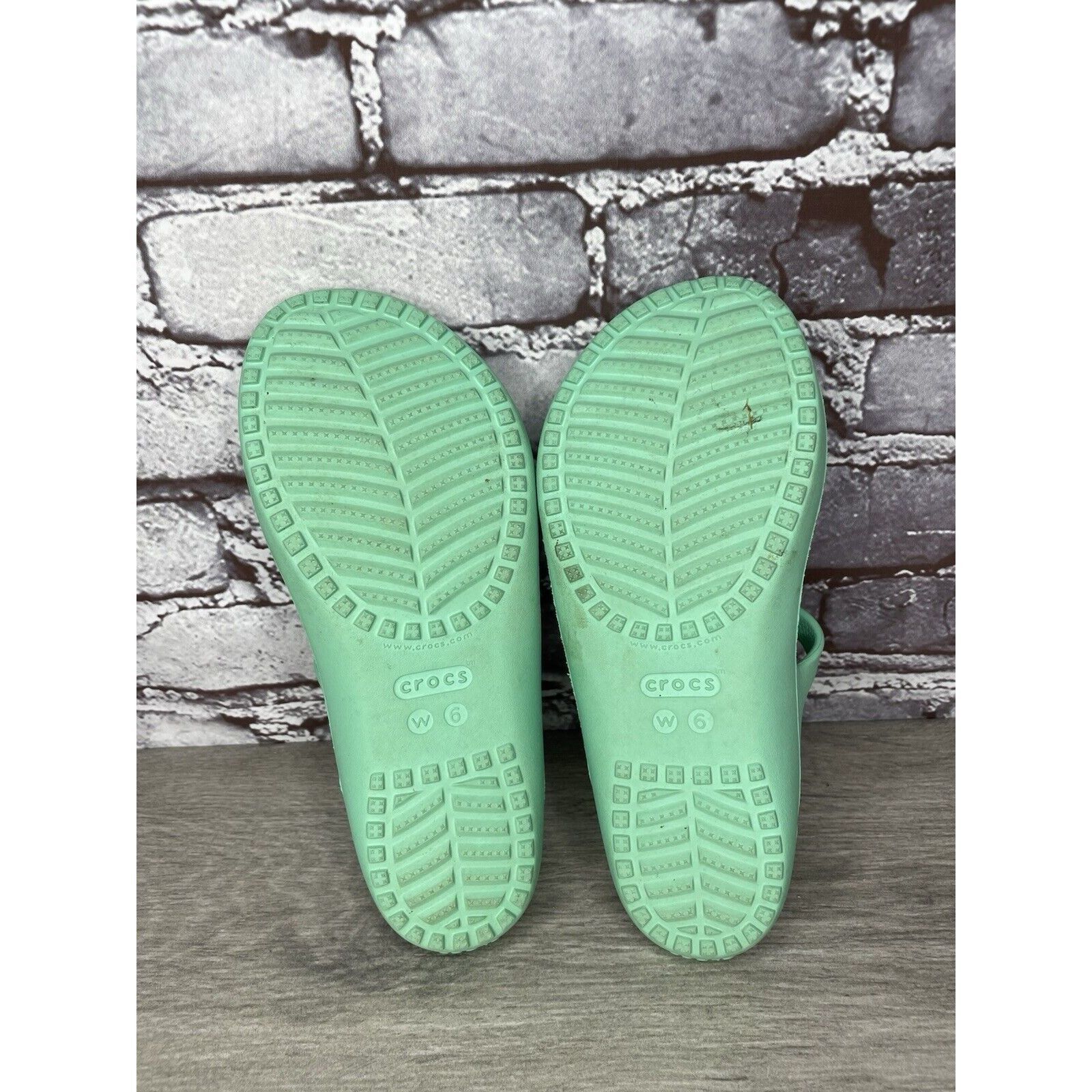 Crocs CROCS Iconic Comfort Green Rubber Slides Light Flats Sandals Size US 6 / IT 36 - 12 Thumbnail