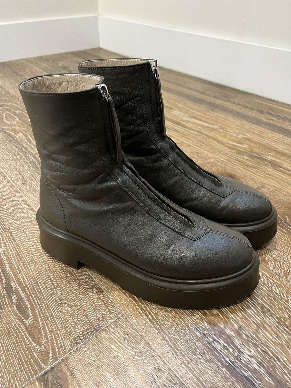 The row zipped boot 1 in leather