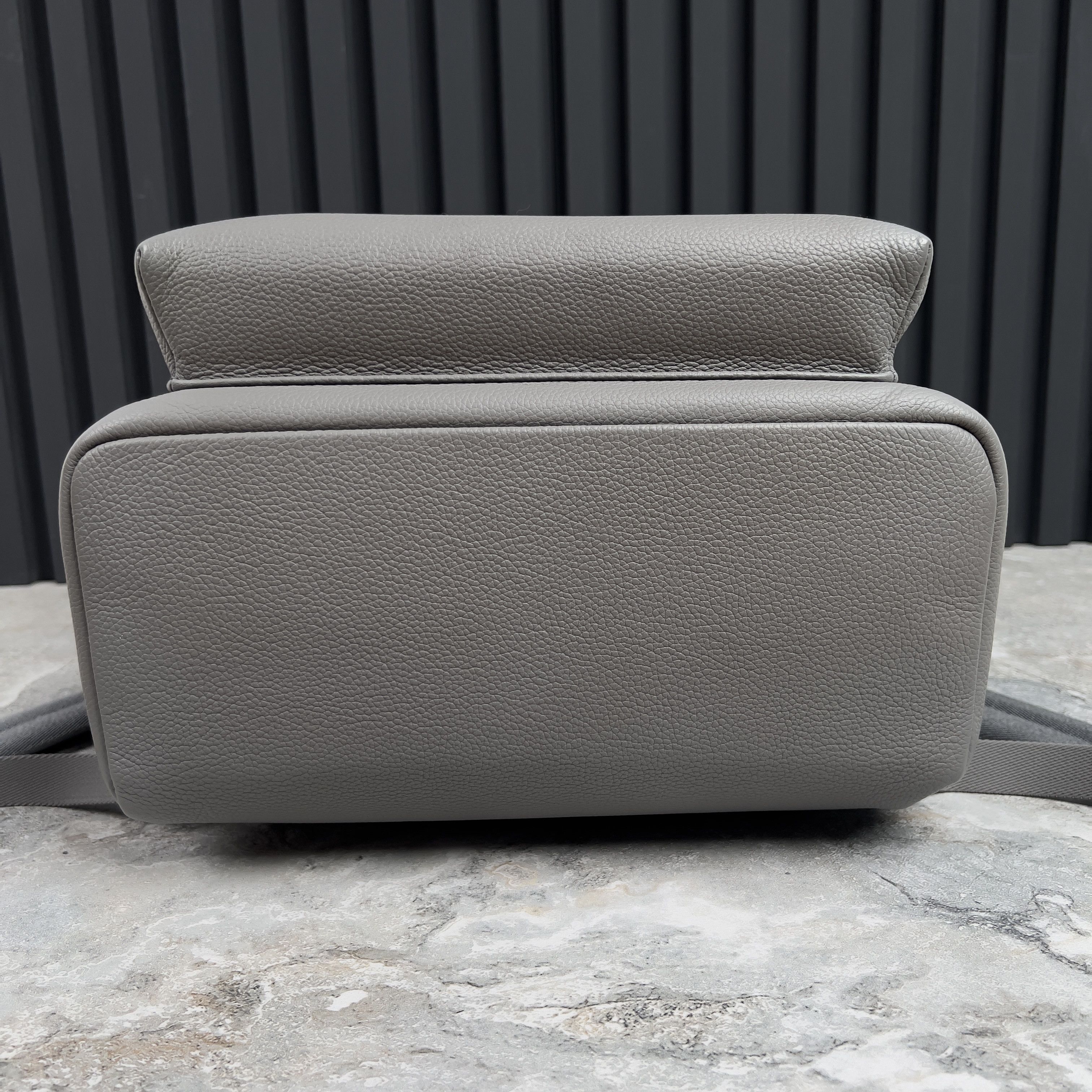 Louis Vuitton Louis Vuitton Aerogram Takeoff Backpack Grain Gray Leather Size ONE SIZE - 6 Thumbnail