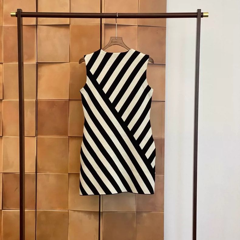 Gucci Gucci Black and white oblique striped knitted dress 2504-Ne Size S / US 4 / IT 40 - 2 Thumbnail