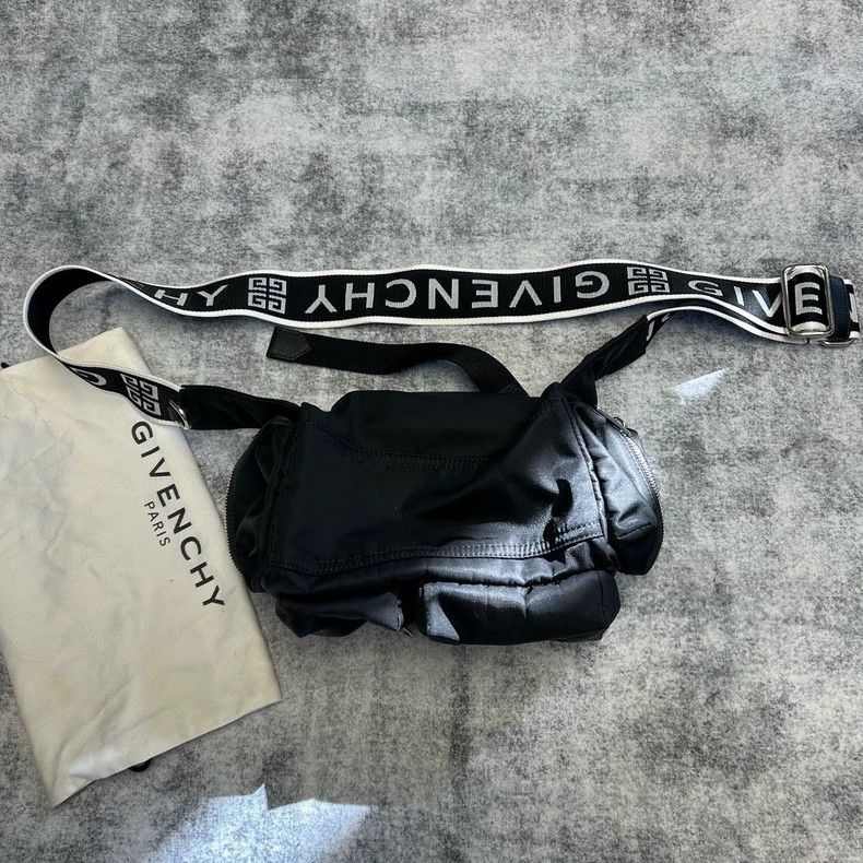 Givenchy Givenchy Classic Black Crossbody Bag 2506-Nextarrow Size ONE SIZE - 2 Thumbnail