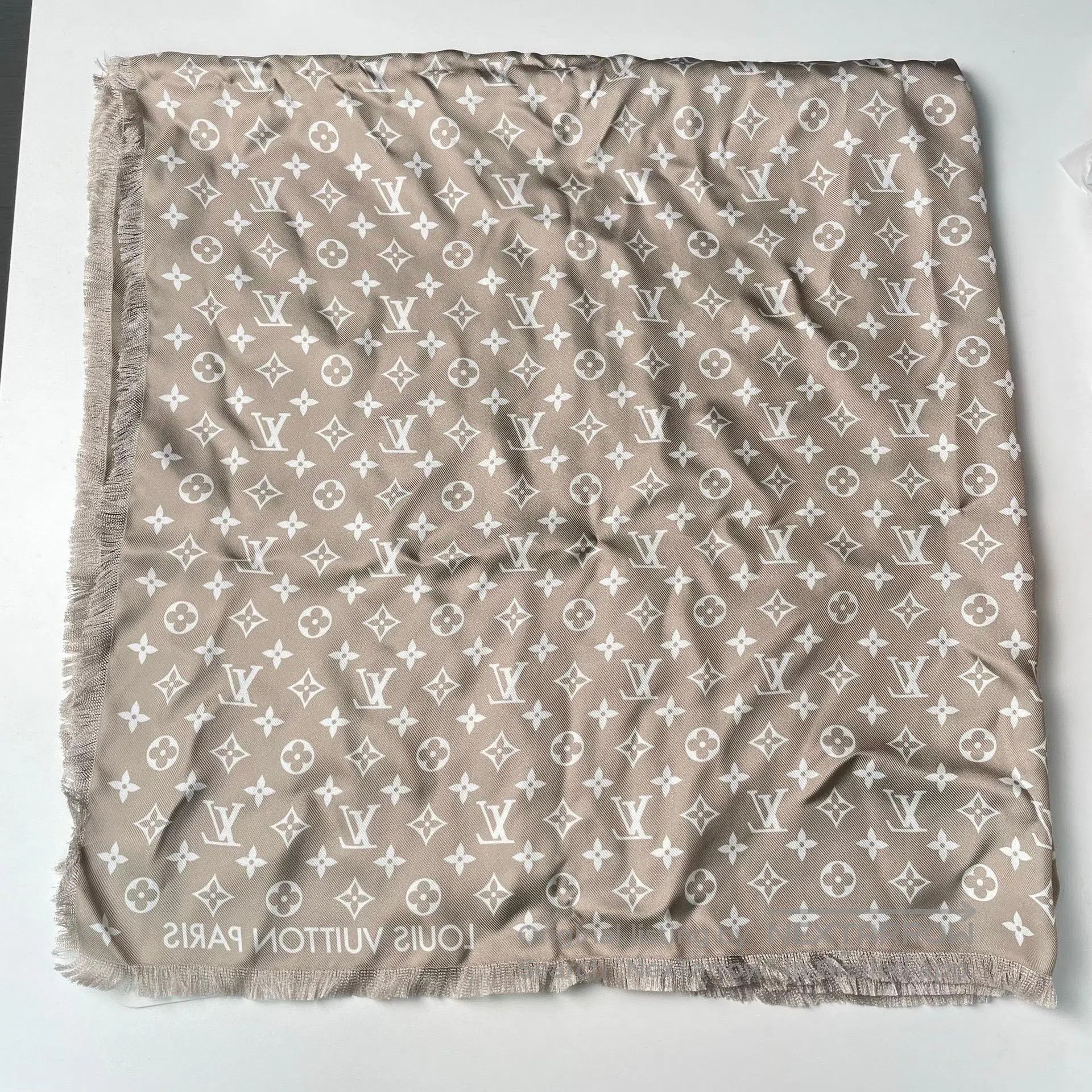 Louis Vuitton Louis Vuitton Coffee Brown Mulberry Silk Classic Fringe Sh Size ONE SIZE - 8 Thumbnail