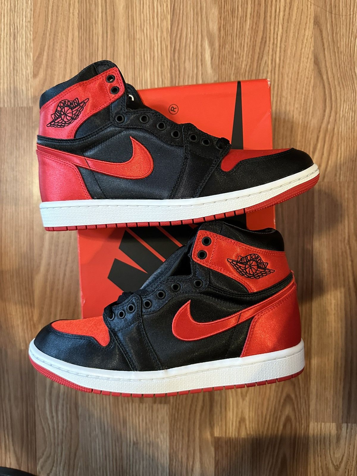 Jordan 1 Retro High W “Satin Bred”